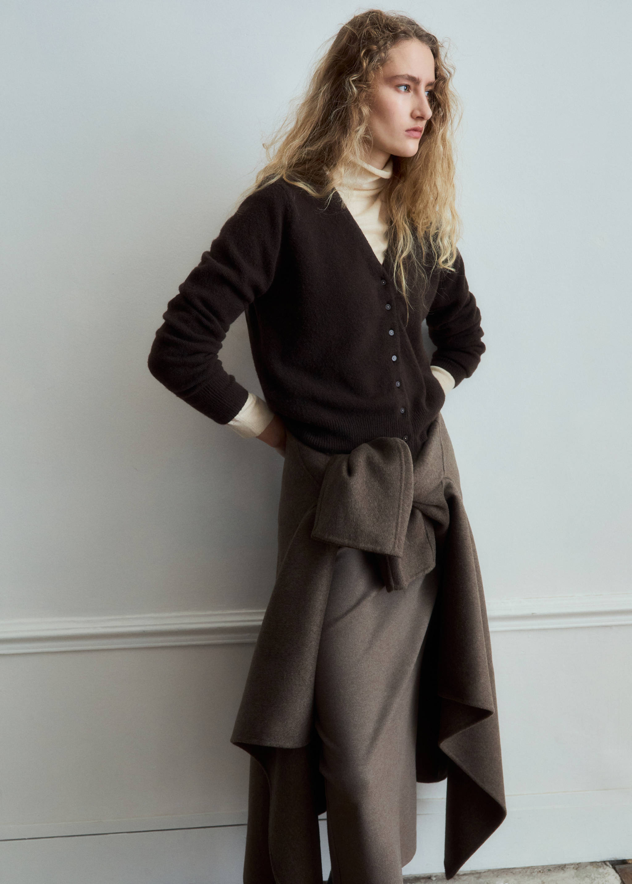 V-neck knitted cardigan - Medium plane