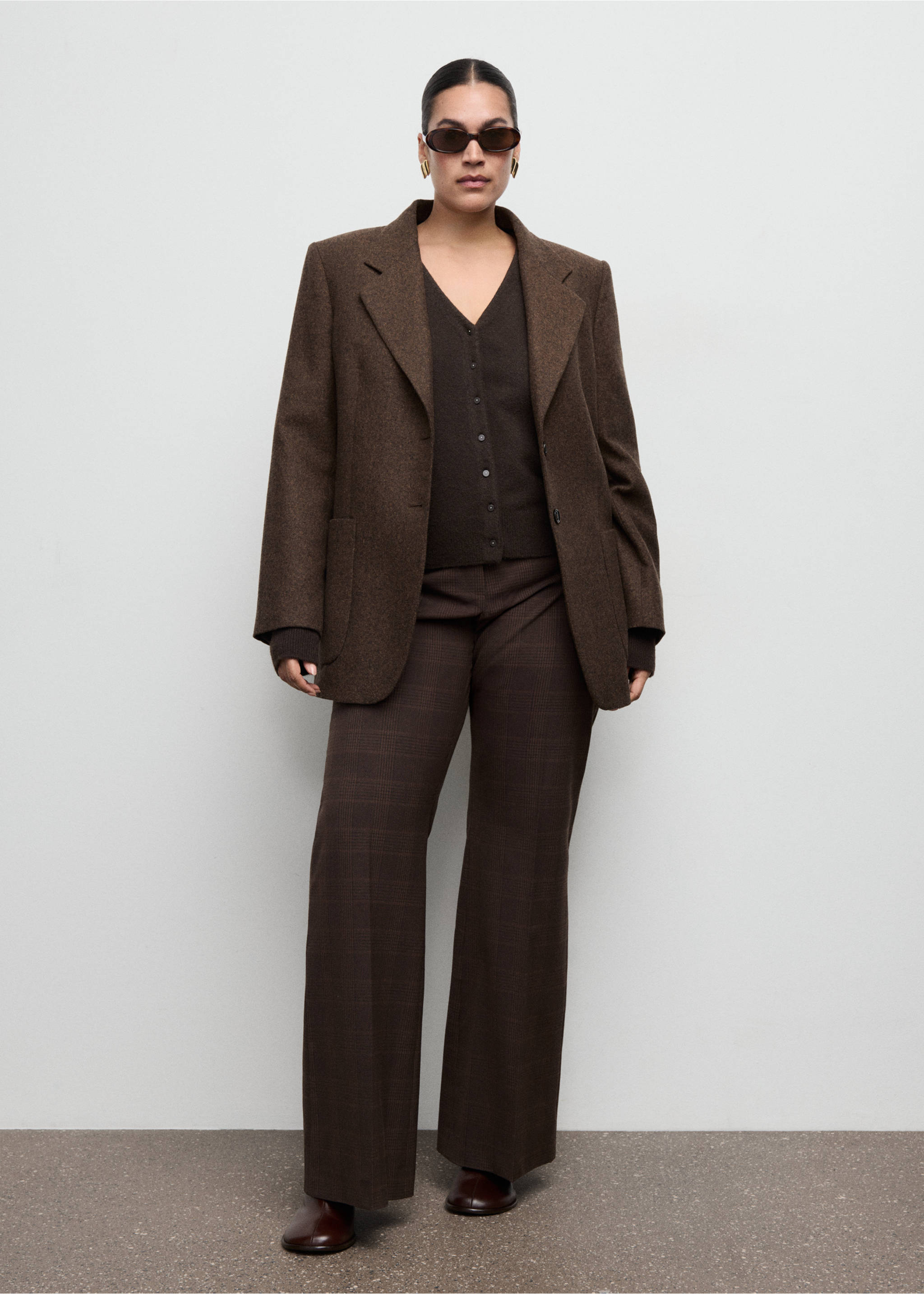 Cárdigan punto cuello pico - Detalle del artículo 3, Chocolate. Ref: 27091279-00.