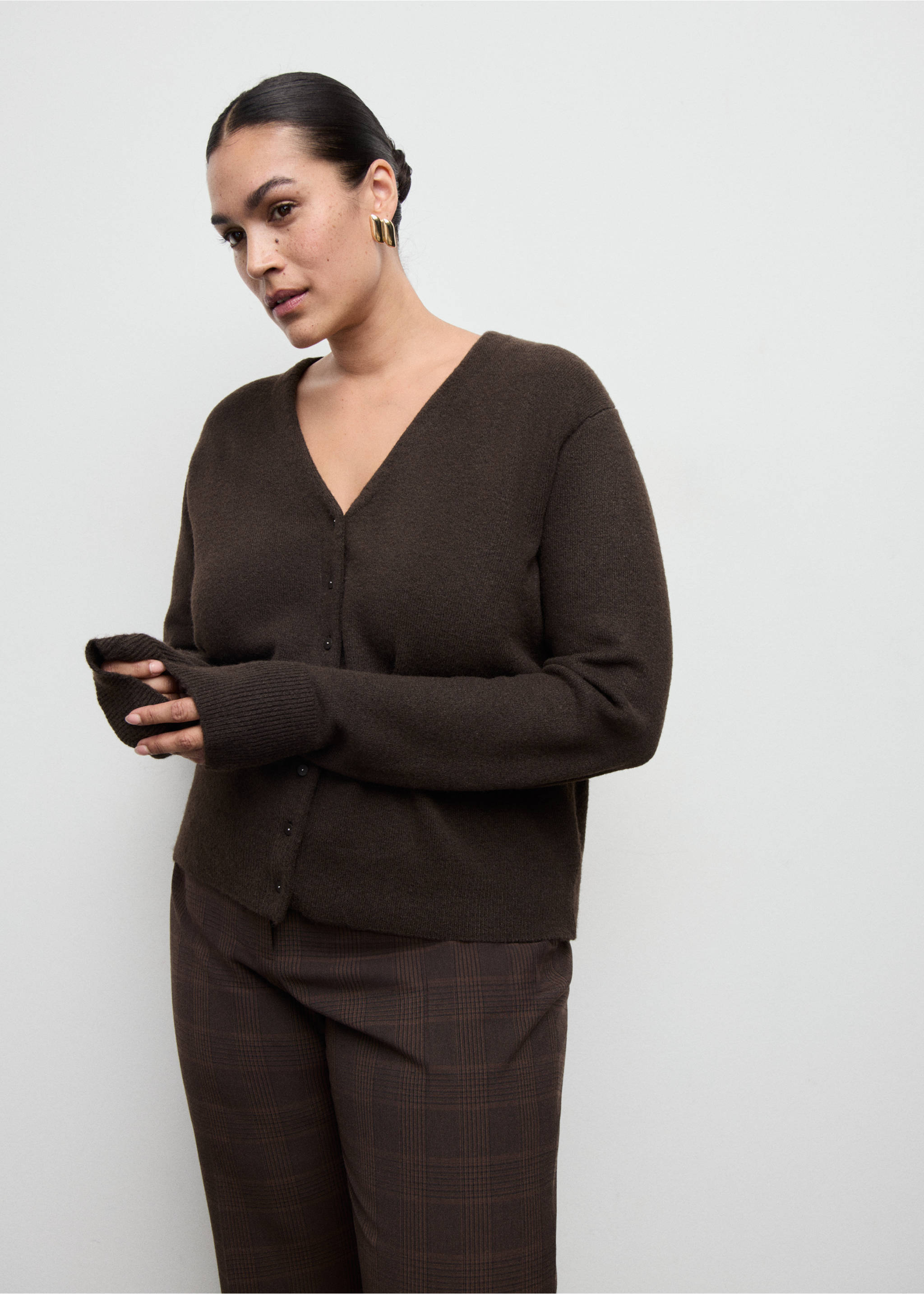Cárdigan punto cuello pico - Detalle del artículo 5, Chocolate. Ref: 27091279-00.