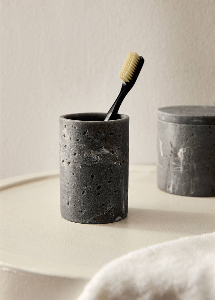 Travertine-effect resin bathroom tumbler — Light/Pastel Grey