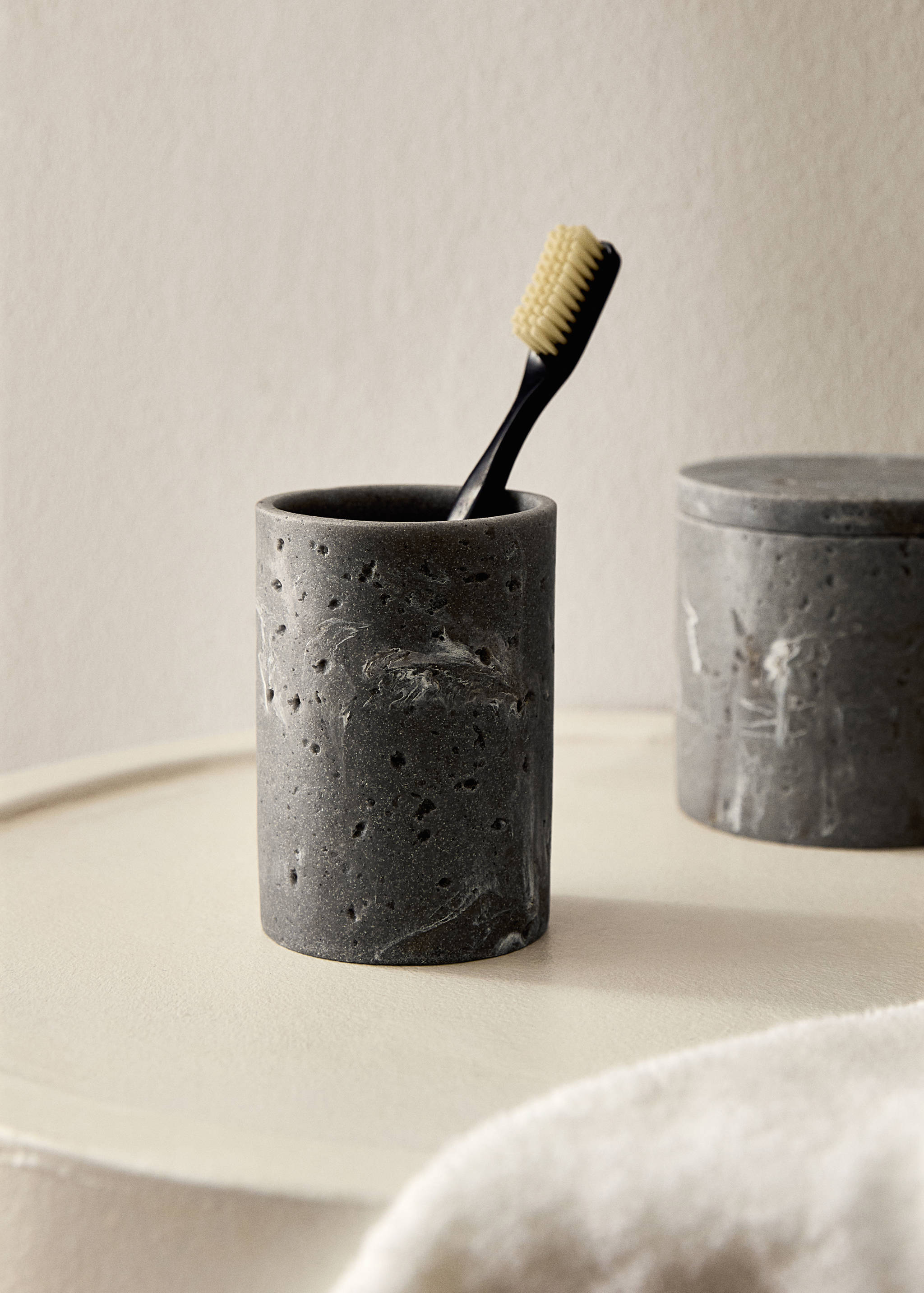 Travertine-effect resin bathroom tumbler - General plane