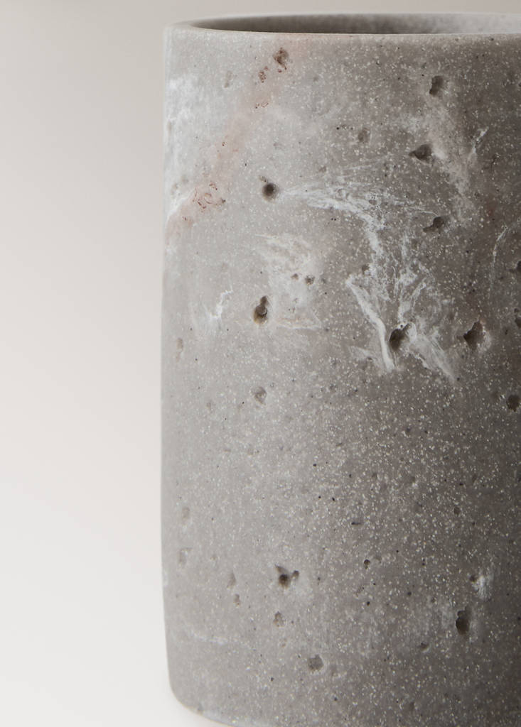 Travertine-effect resin bathroom tumbler — Light/Pastel Grey