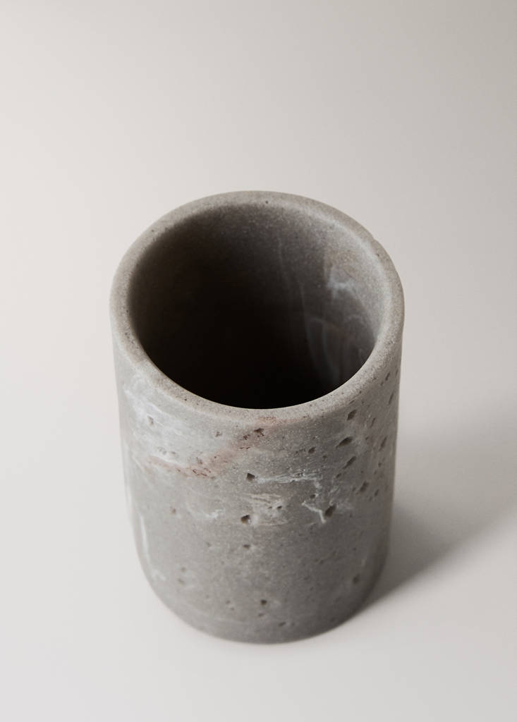 Travertine-effect resin bathroom tumbler — Light/Pastel Grey