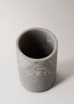 Travertine-effect resin bathroom tumbler — Light/Pastel Grey 3