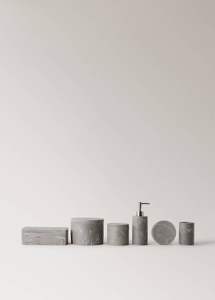 Travertine-effect resin bathroom tumbler — Light/Pastel Grey