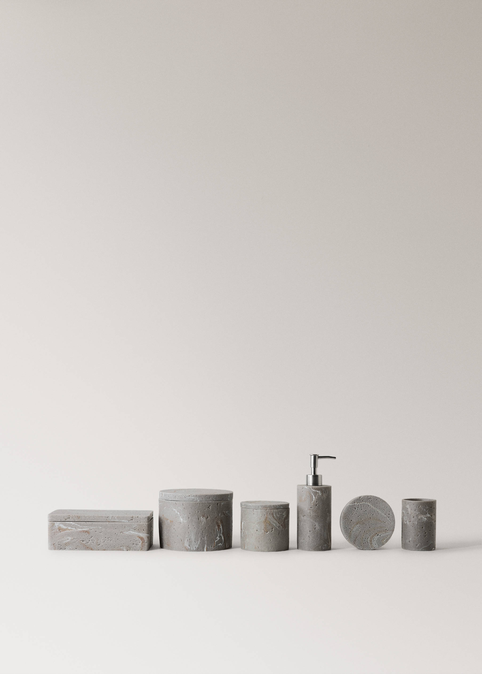 Travertine-effect resin bathroom tumbler - Details of the article 3