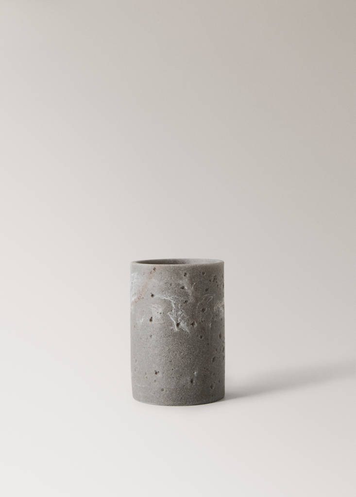 Travertine-effect resin bathroom tumbler — Light/Pastel Grey