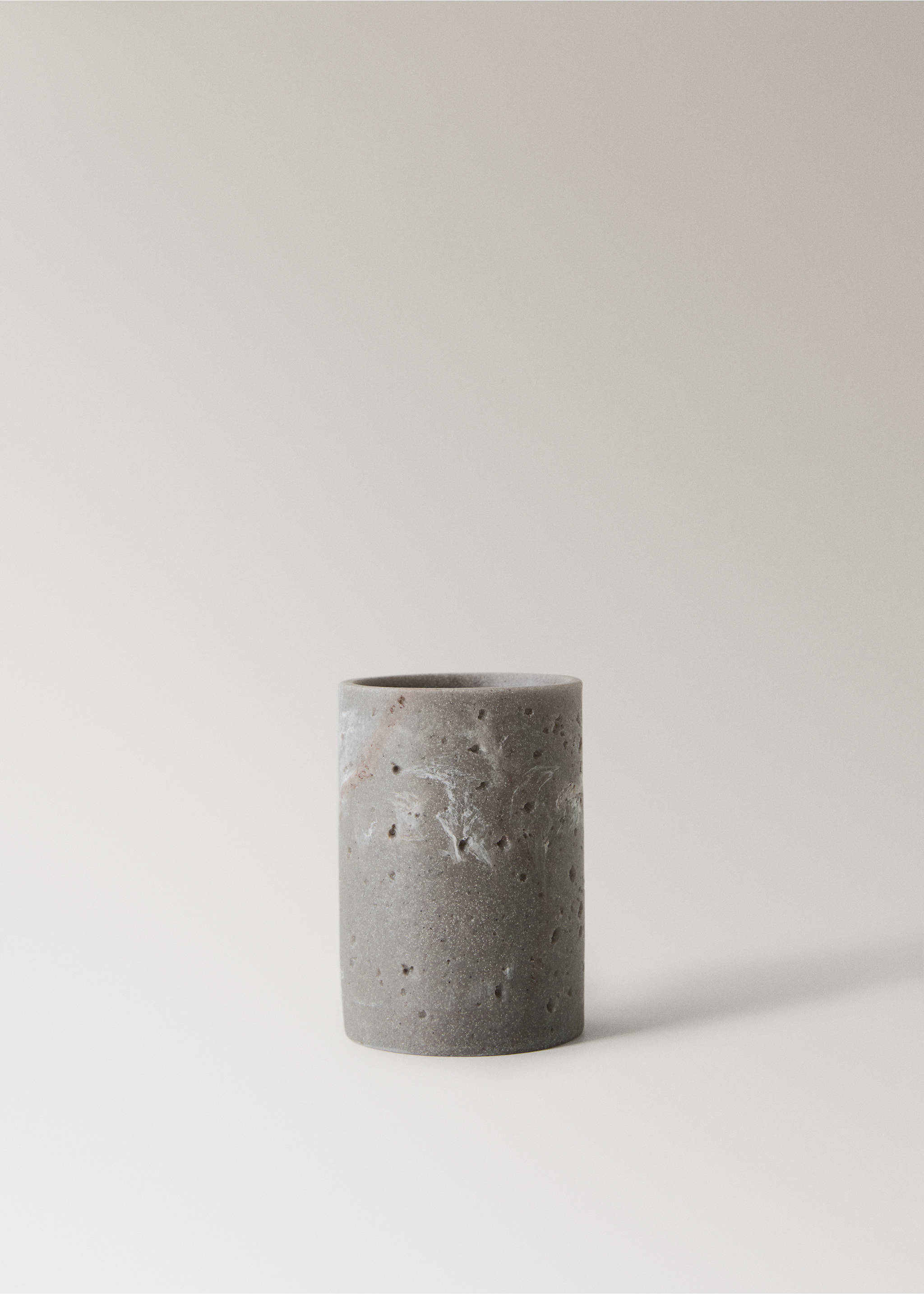 Travertine-effect resin bathroom tumbler - Article without model, Light/Pastel Grey. Ref: 27091295-00.