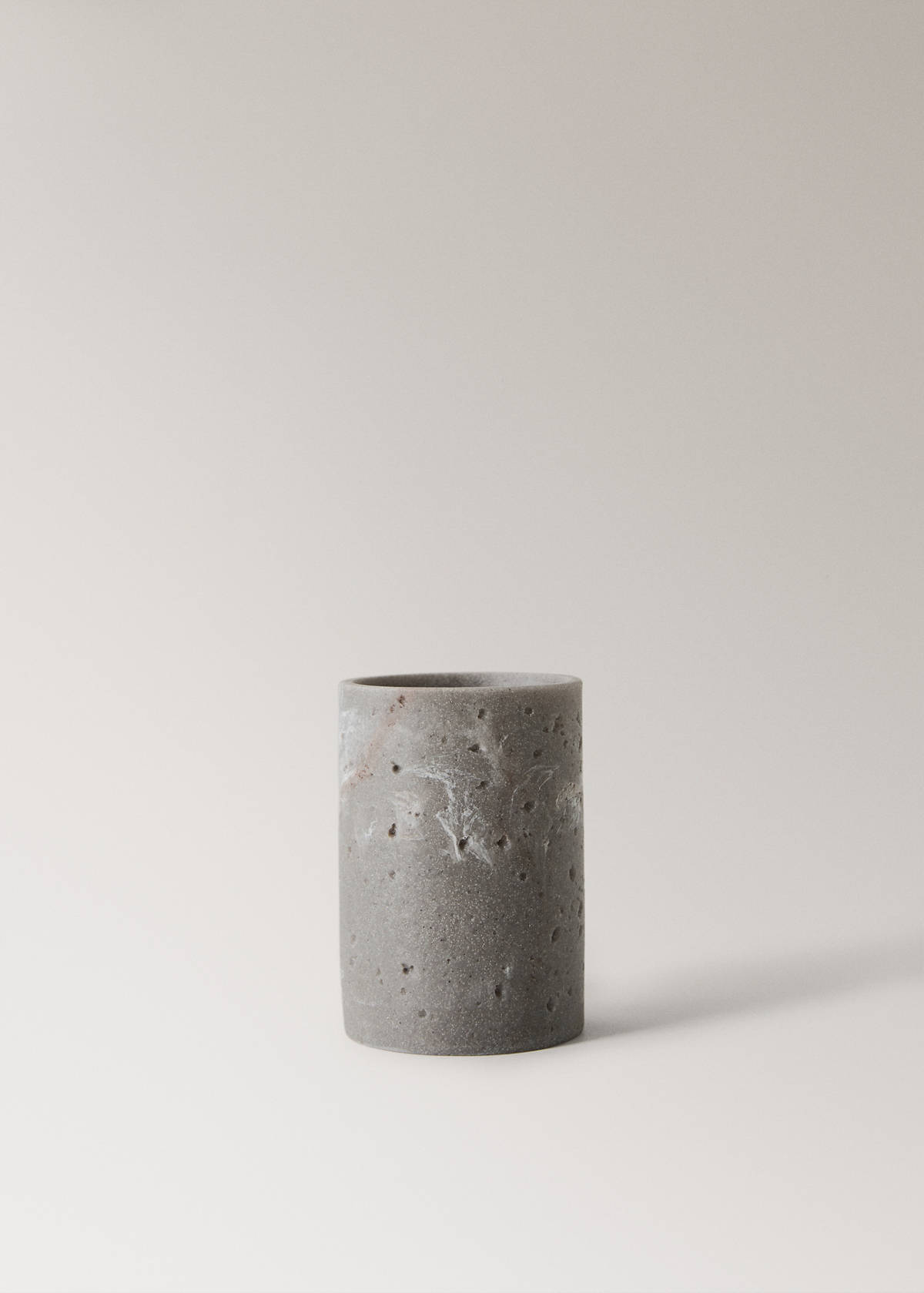 Travertine-effect resin bathroom tumbler — Light/Pastel Grey
