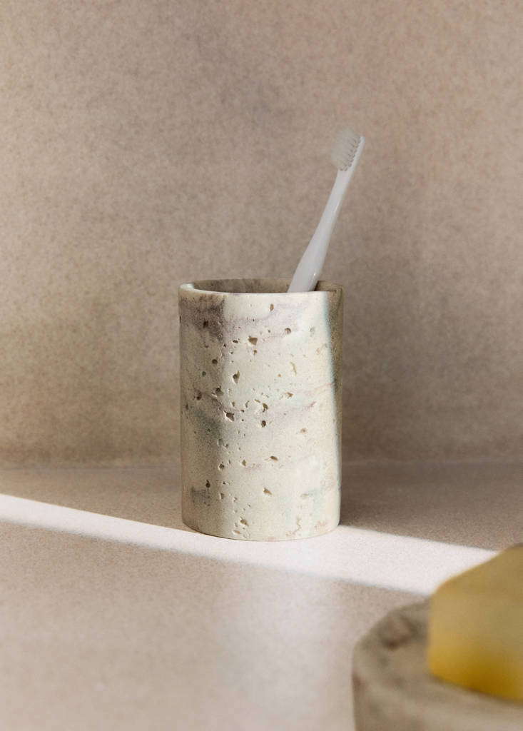 Travertine-effect resin bathroom tumbler — Sand