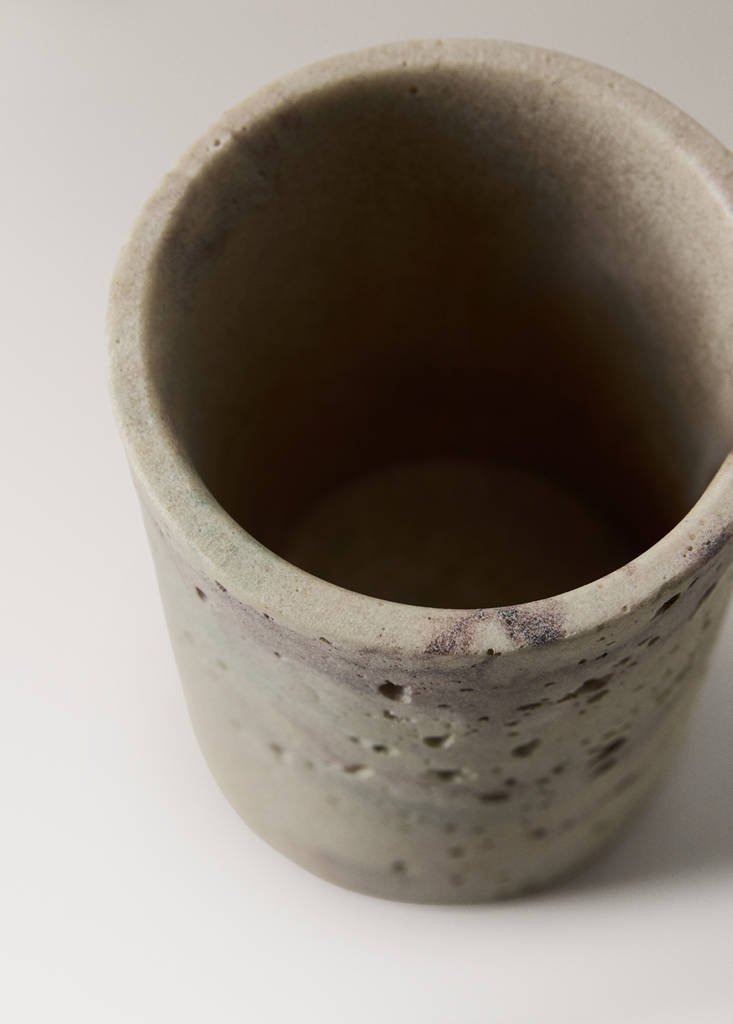 Travertine-effect resin bathroom tumbler — Sand