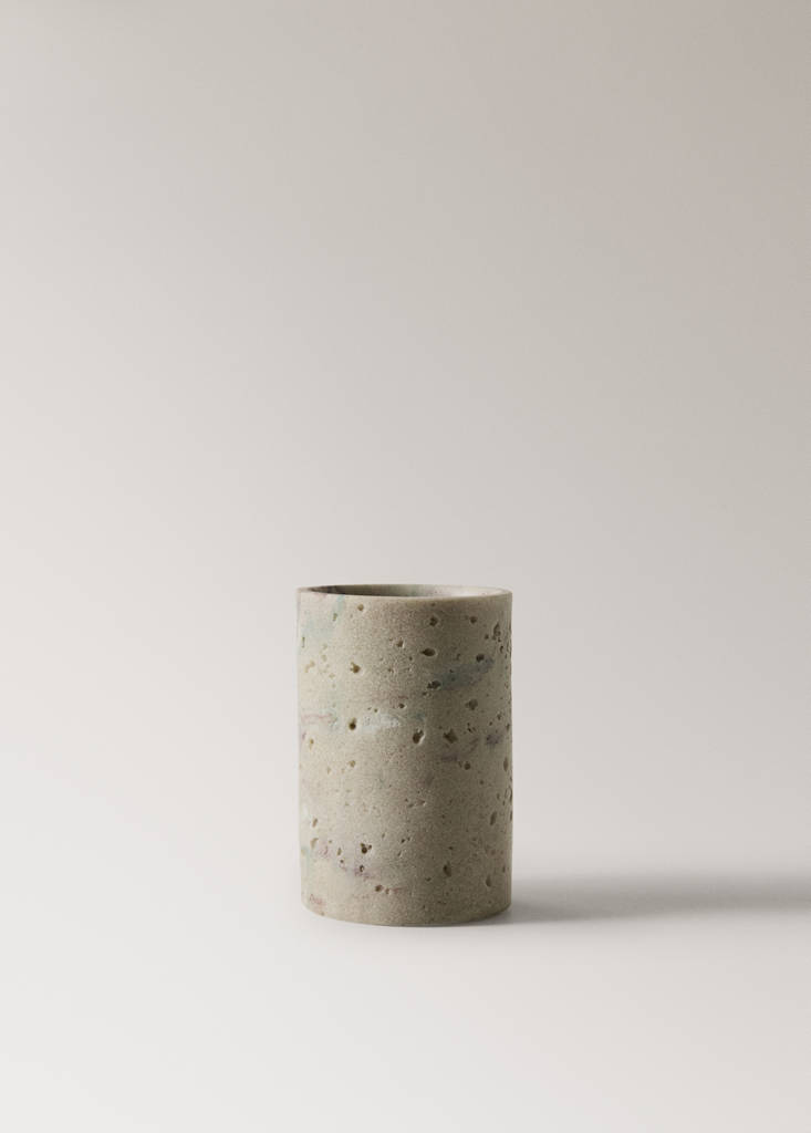Travertine-effect resin bathroom tumbler — Sand