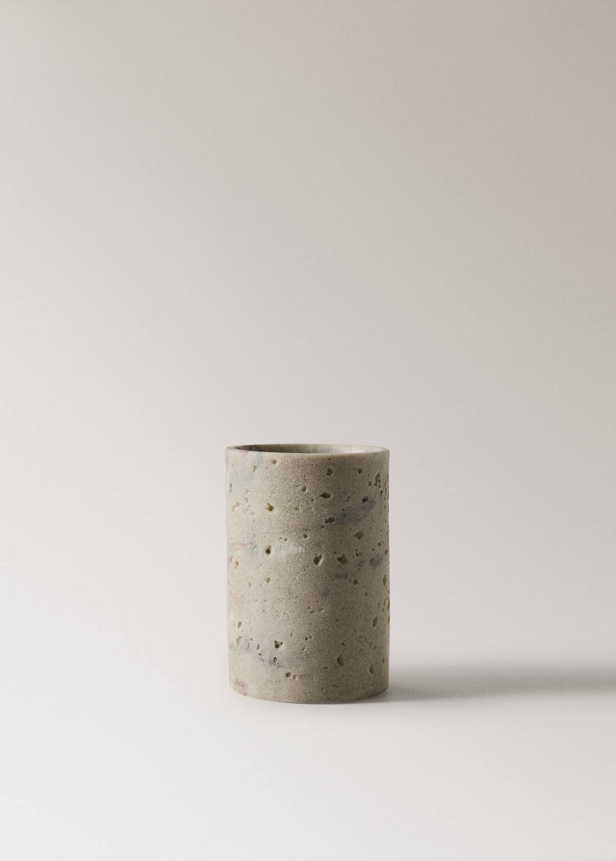 Travertine-effect resin bathroom tumbler — Sand