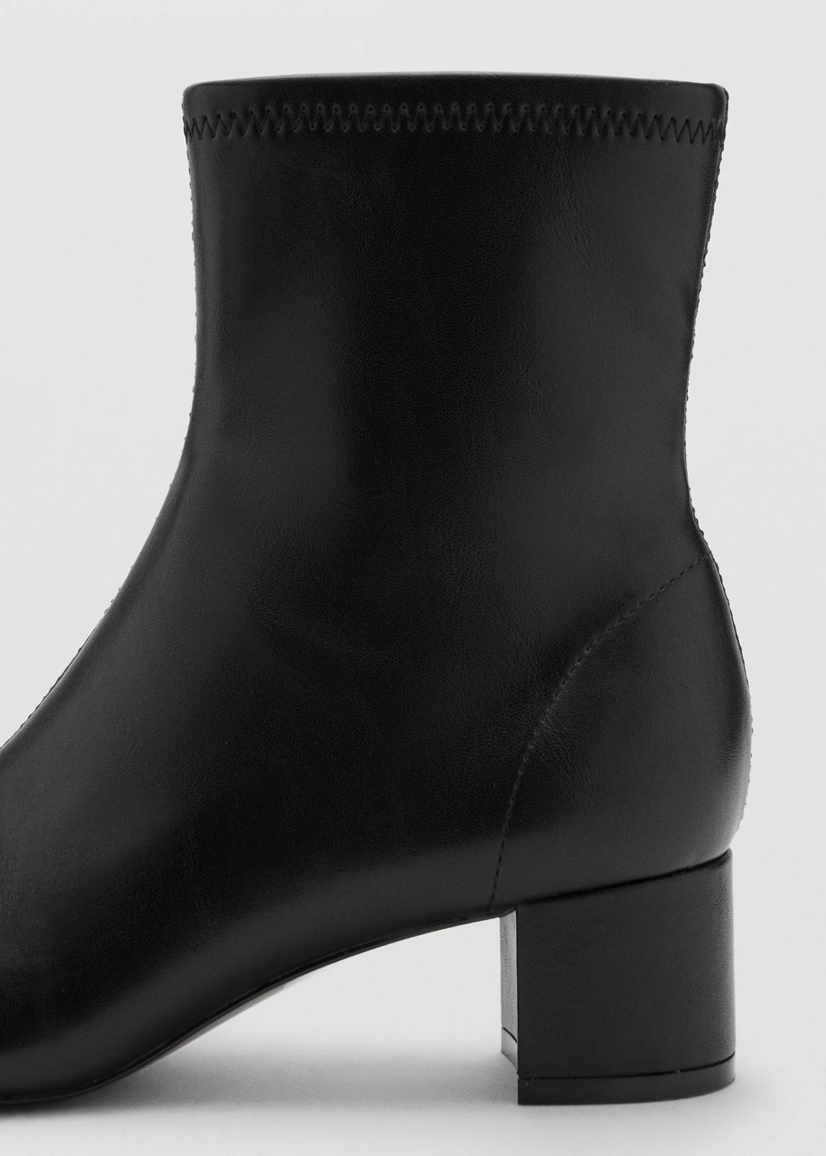 Round-toe block-heel ankle boots — Black