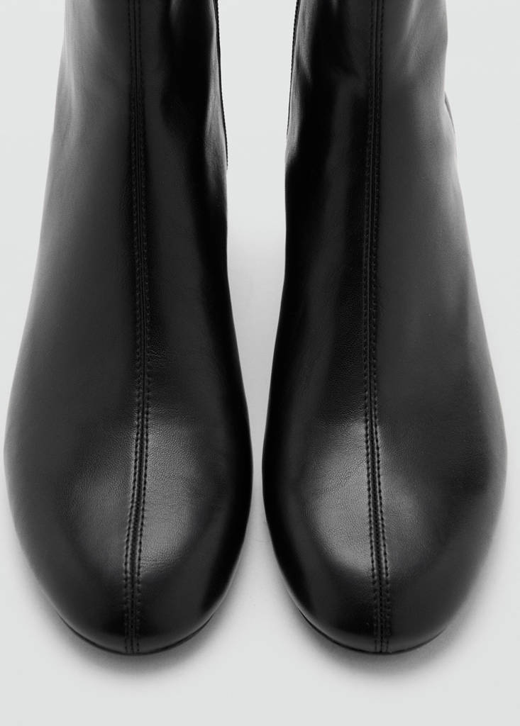Round-toe block-heel ankle boots — Black
