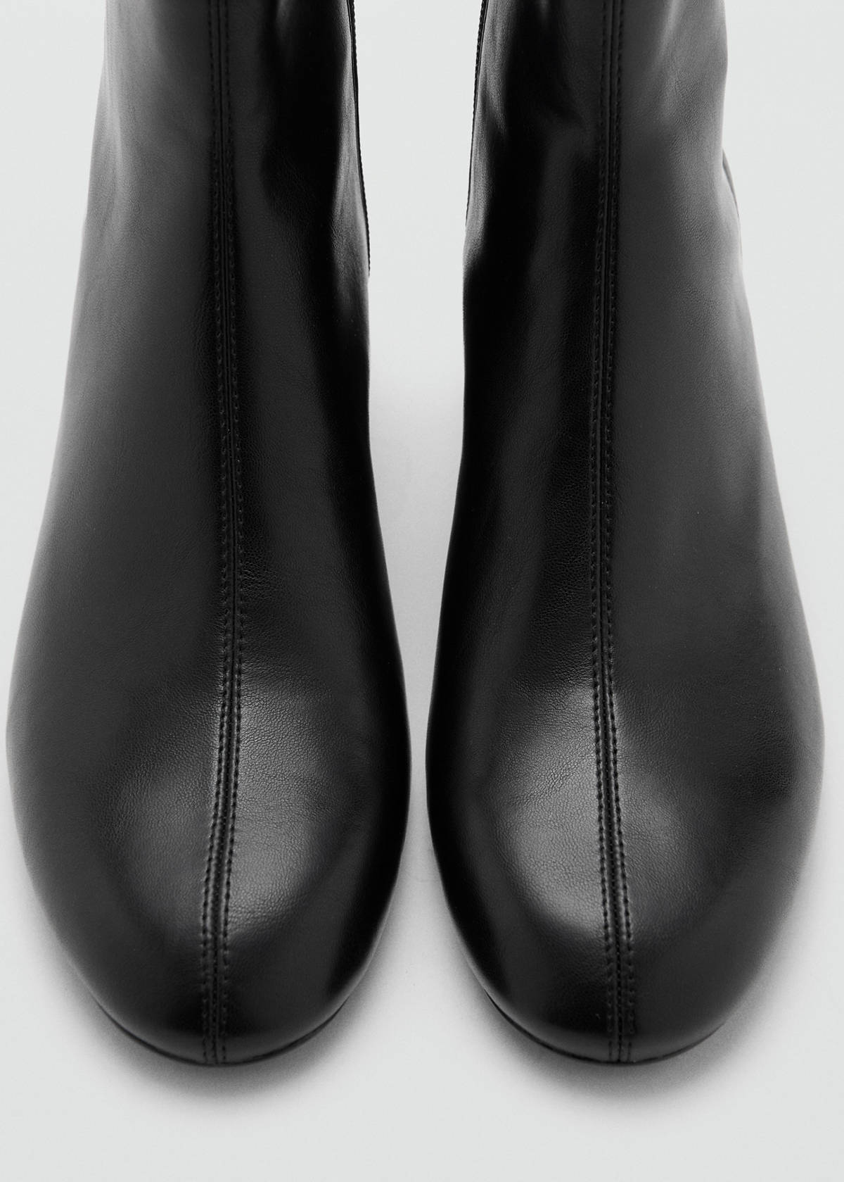 Round-toe block-heel ankle boots — Black