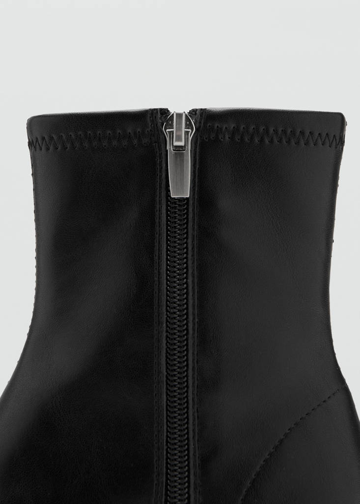 Round-toe block-heel ankle boots — Black