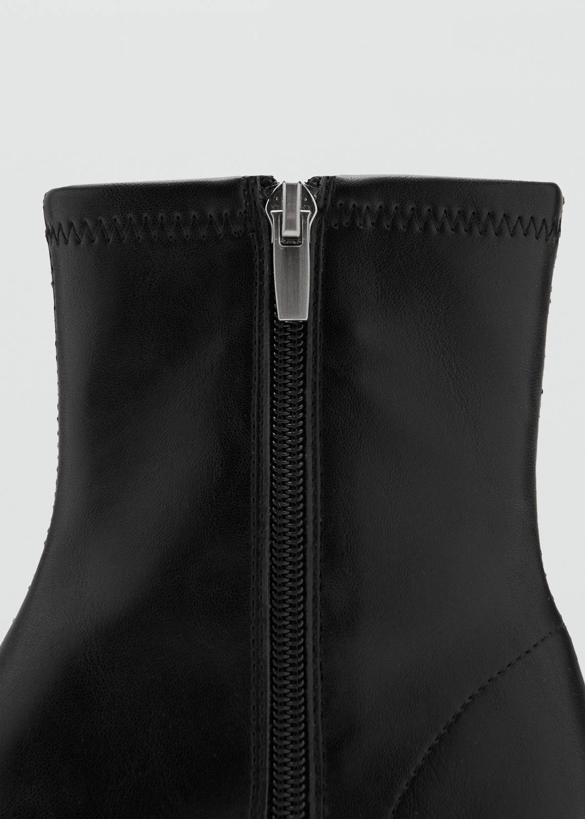 Round-toe block-heel ankle boots — Black