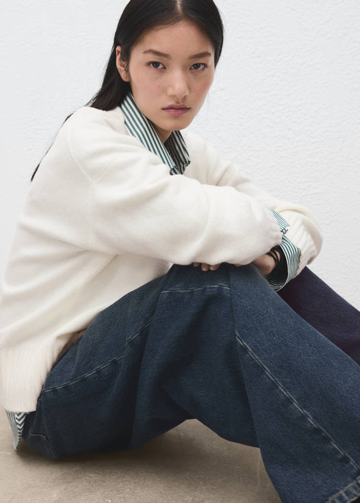V-neck knitted cardigan — White