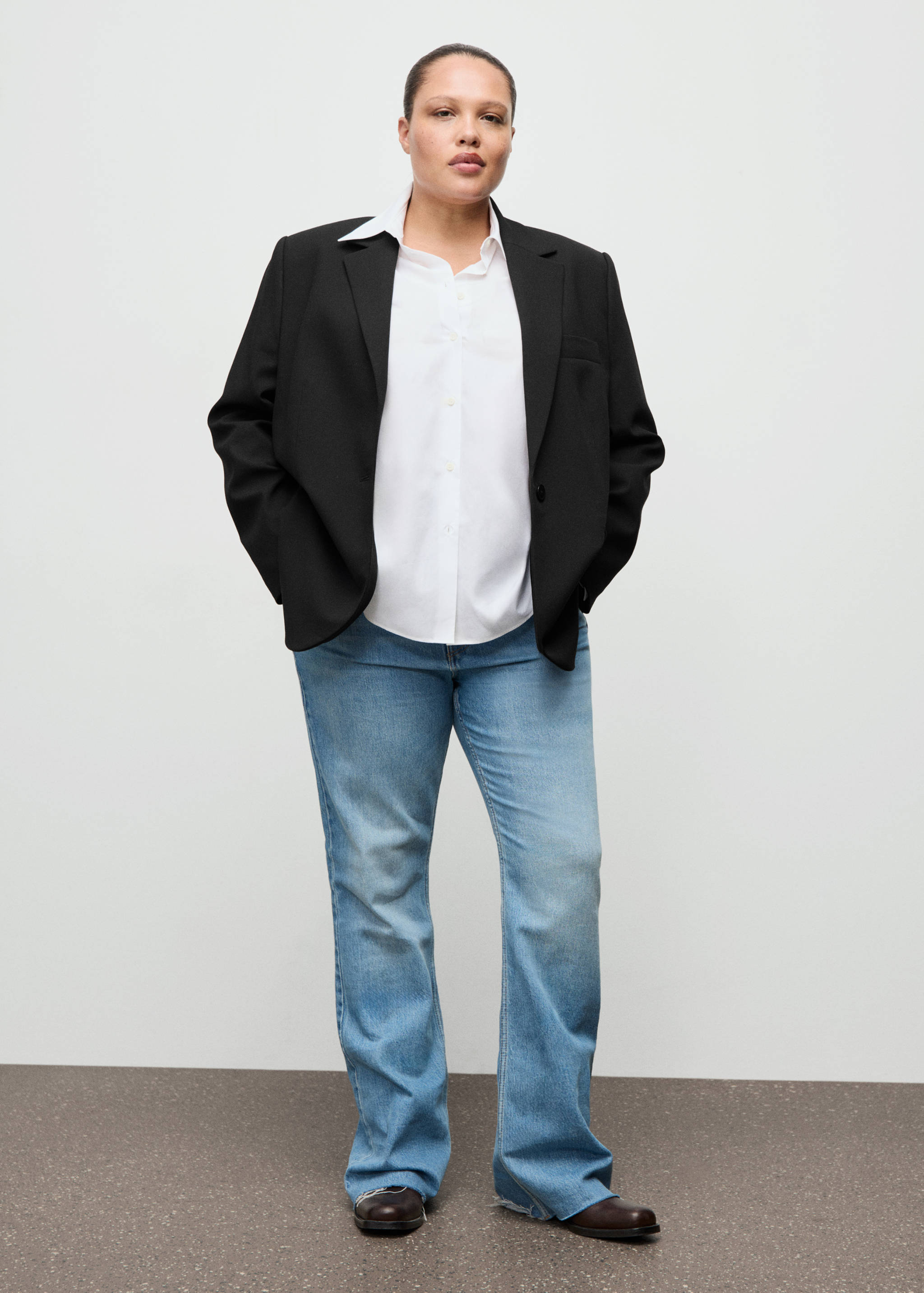 Straight suit jacket with lapel pockets - Details of the article 3