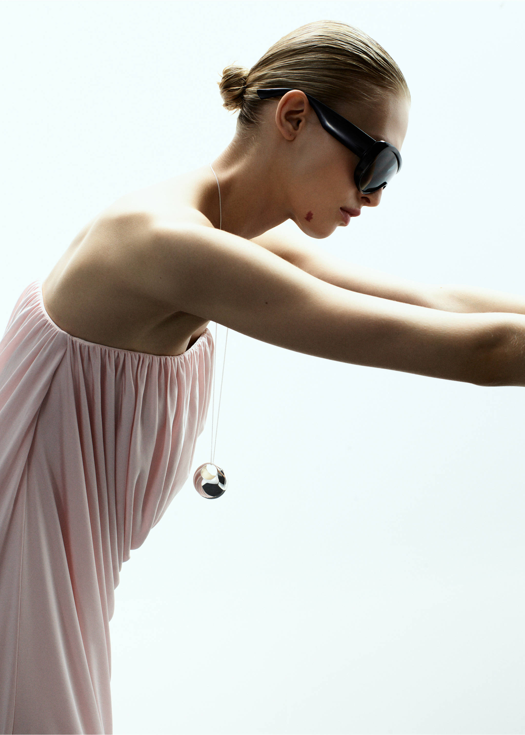 Collier avec pendentif métallique - Plan général, Argent. Ref: 27091317-00.