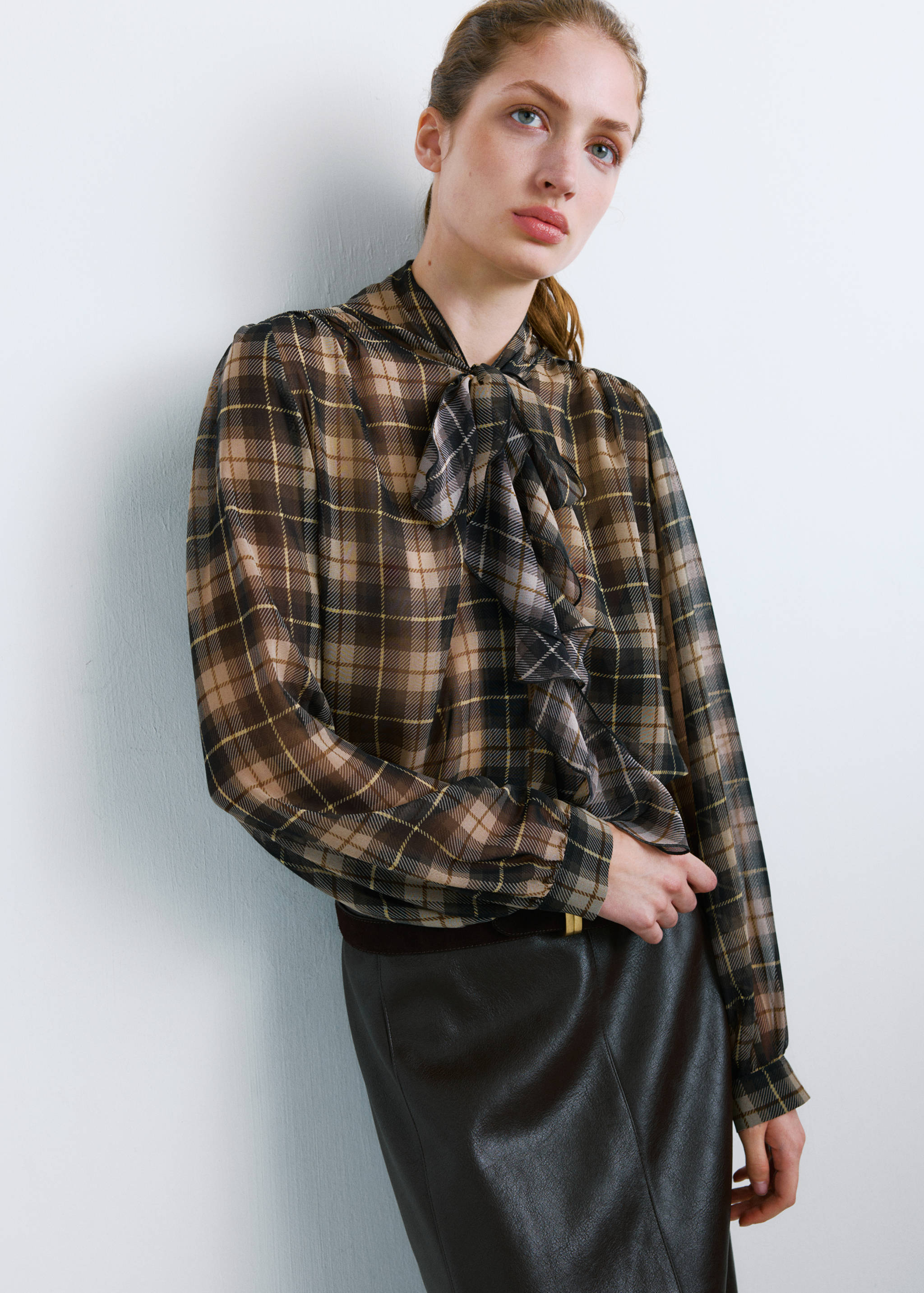 Blouse with check pattern and foulard collar - Details of the article 6