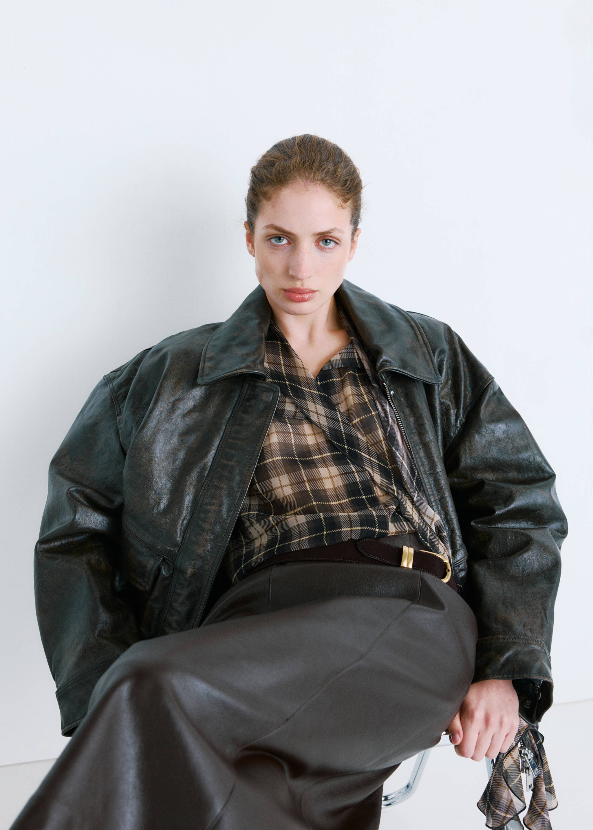 Blouse with check pattern and foulard collar - Details of the article 2