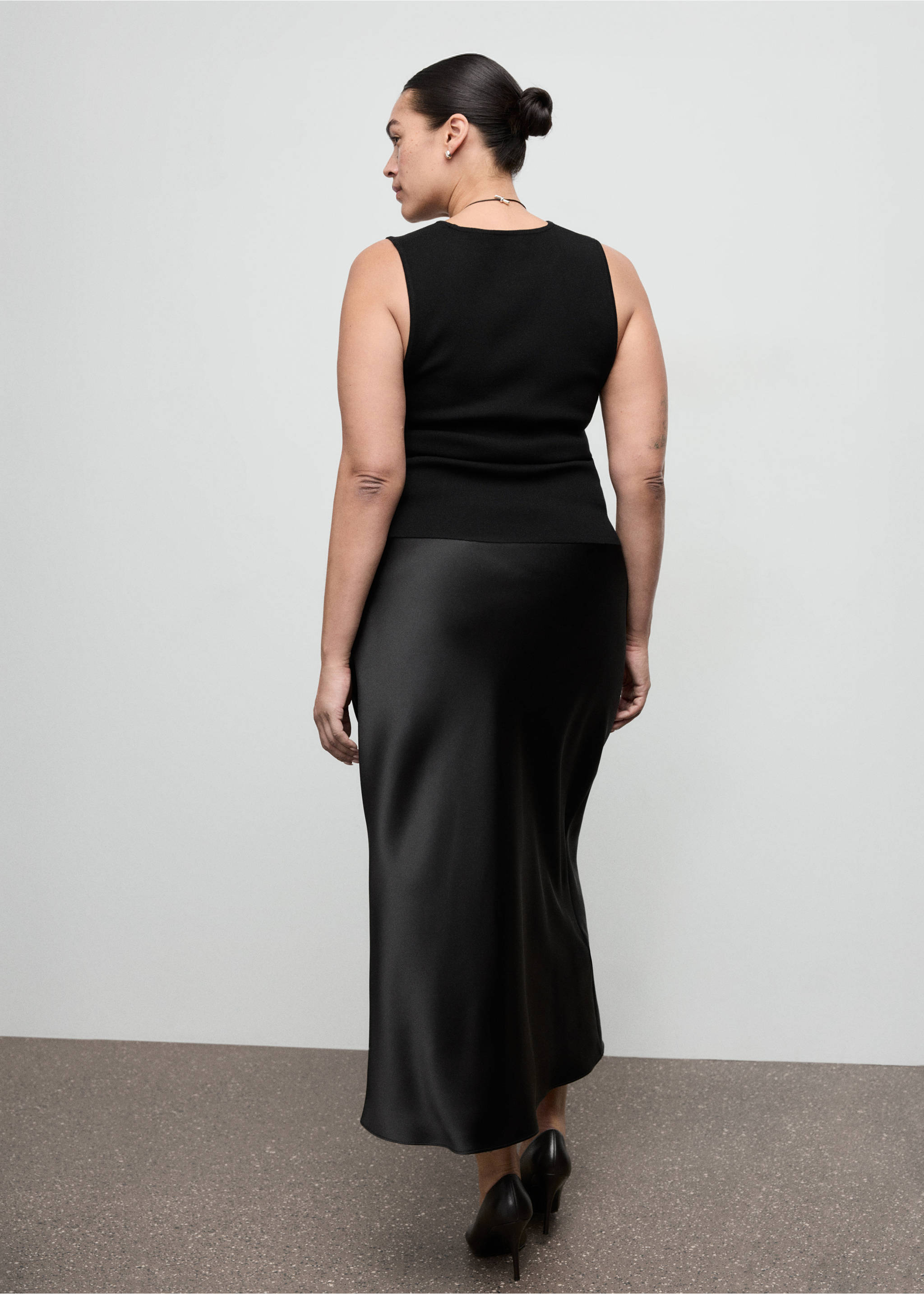 Satin long skirt - Details of the article 4, Black. Ref: 27091326-00.