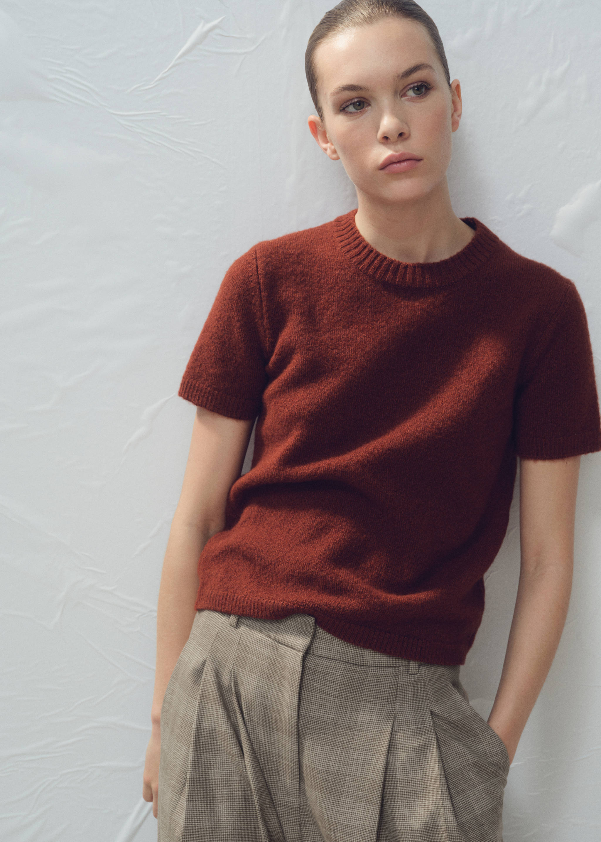 Short-sleeved knitted sweater - Medium plane