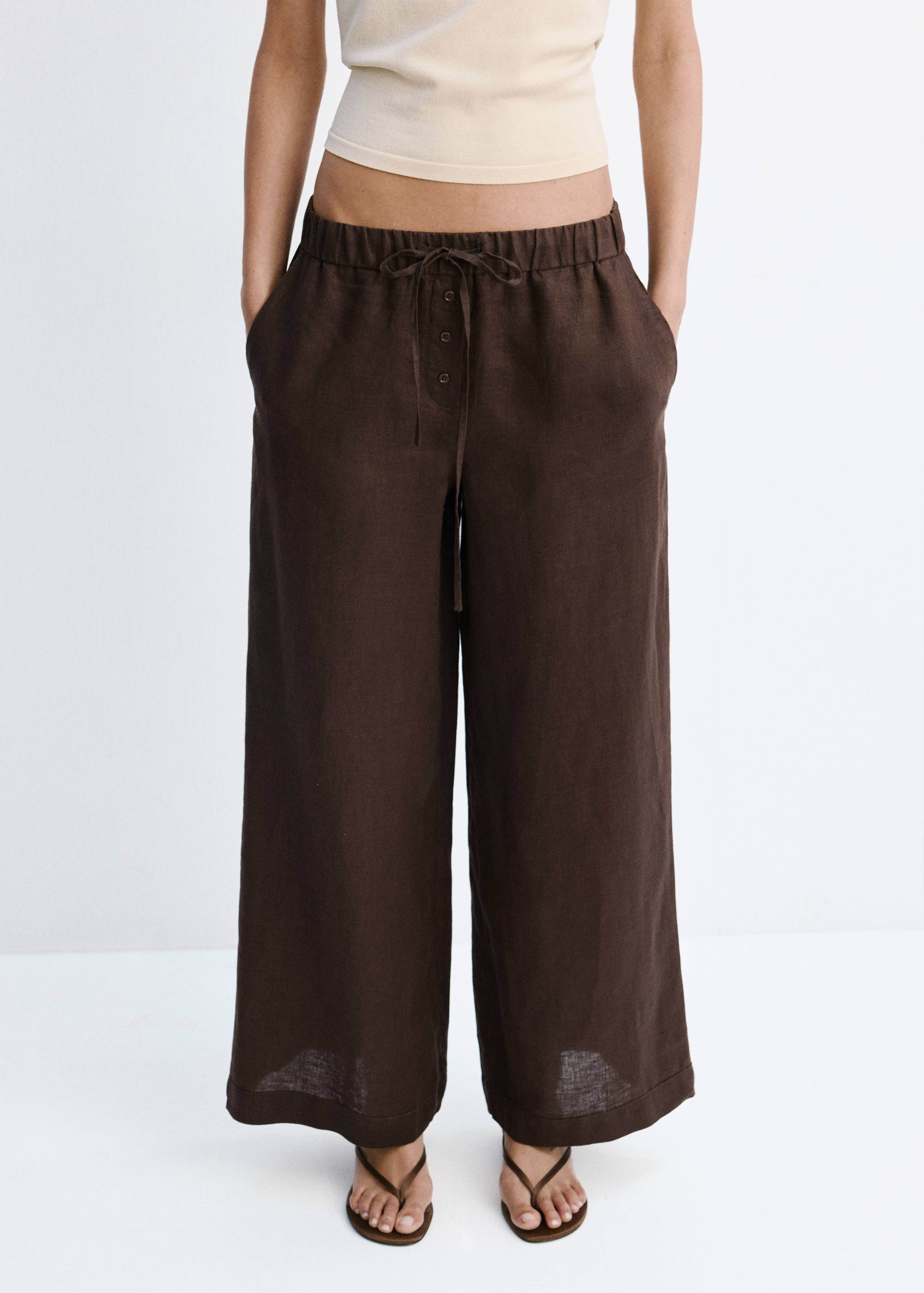Pantalón lino botones - Plano medio