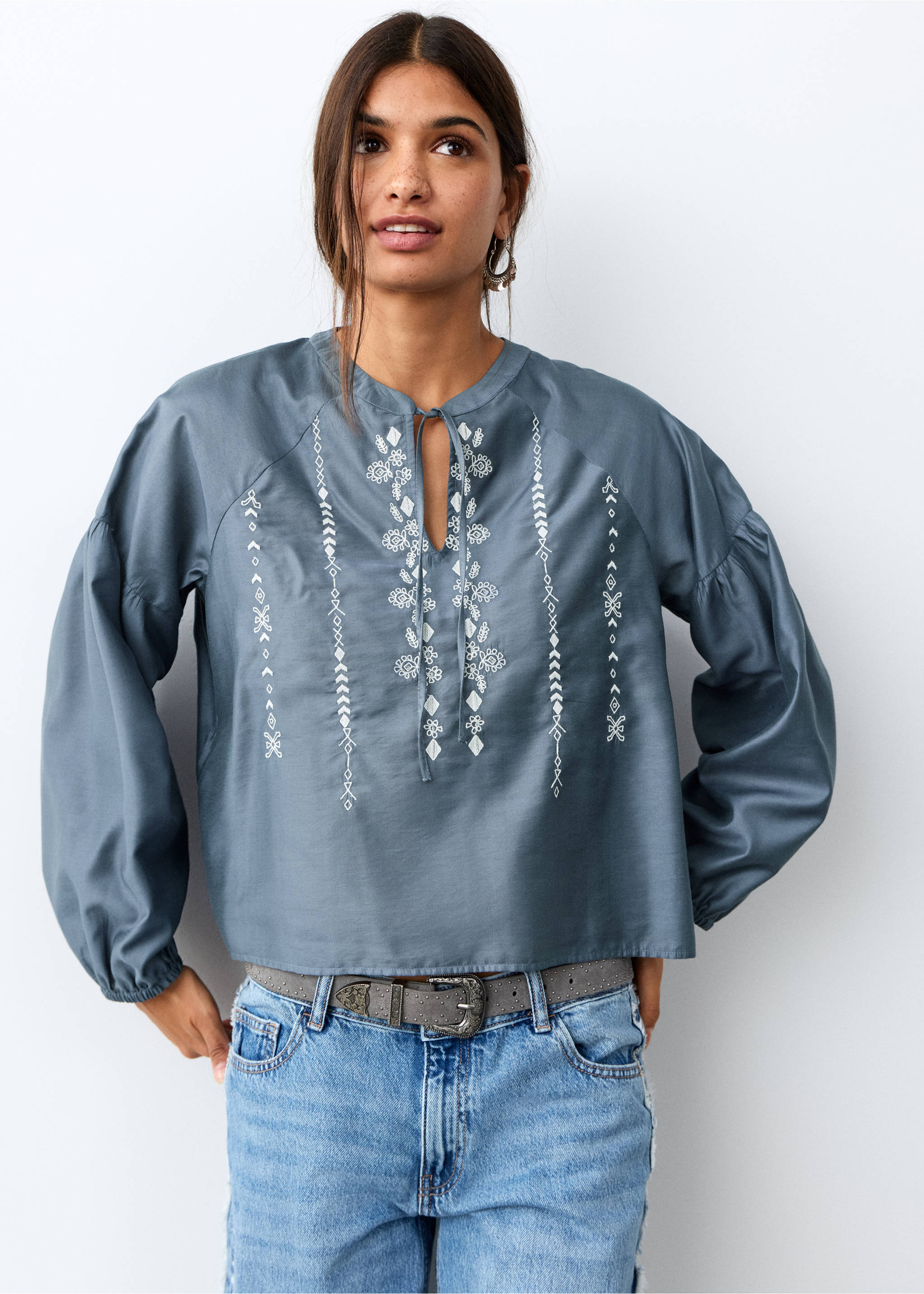 Blouse brodée nœud - Plan moyen, Bleu ciel. Ref: 27091509-00.