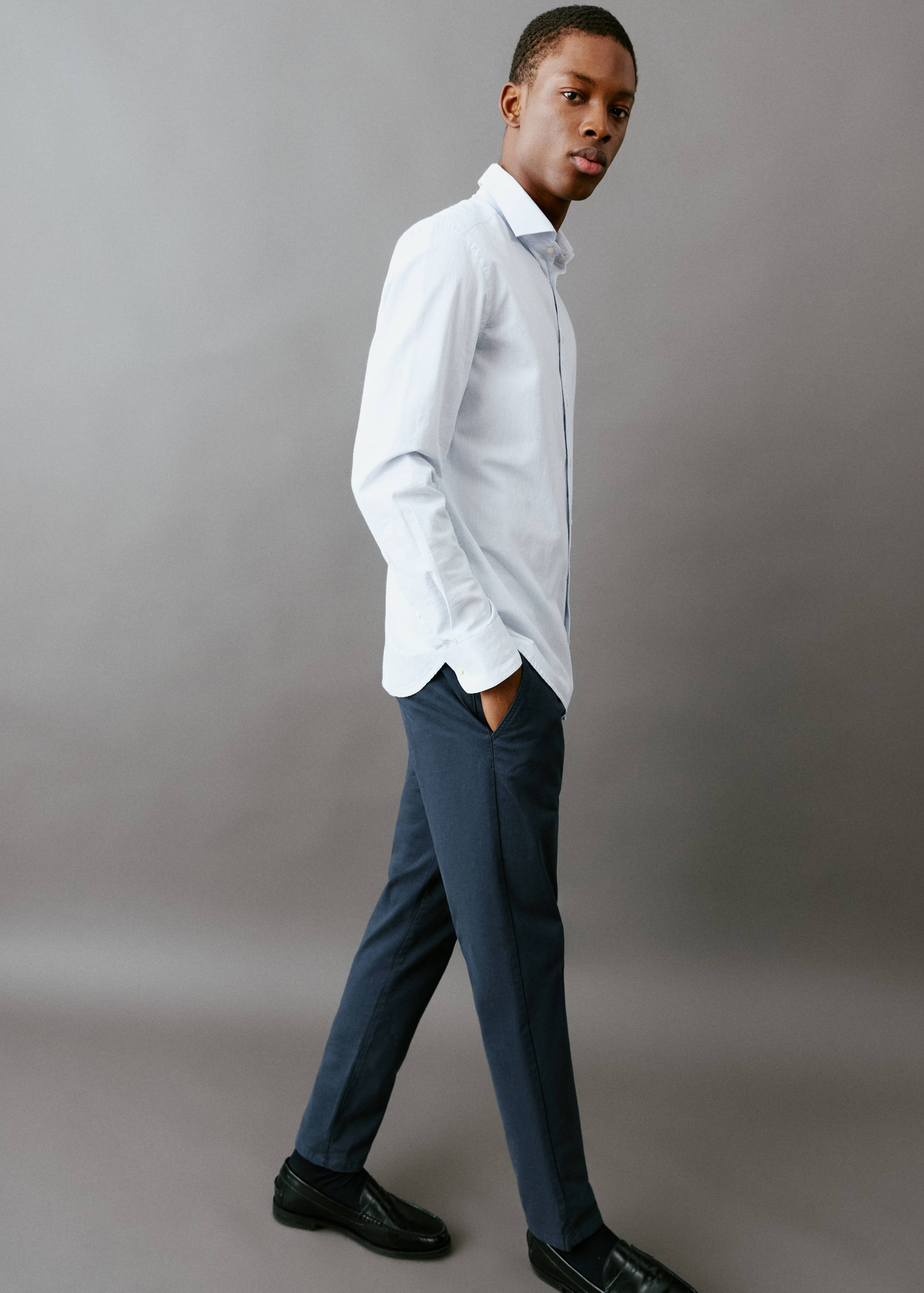 Pantalón chino liso - Plano general