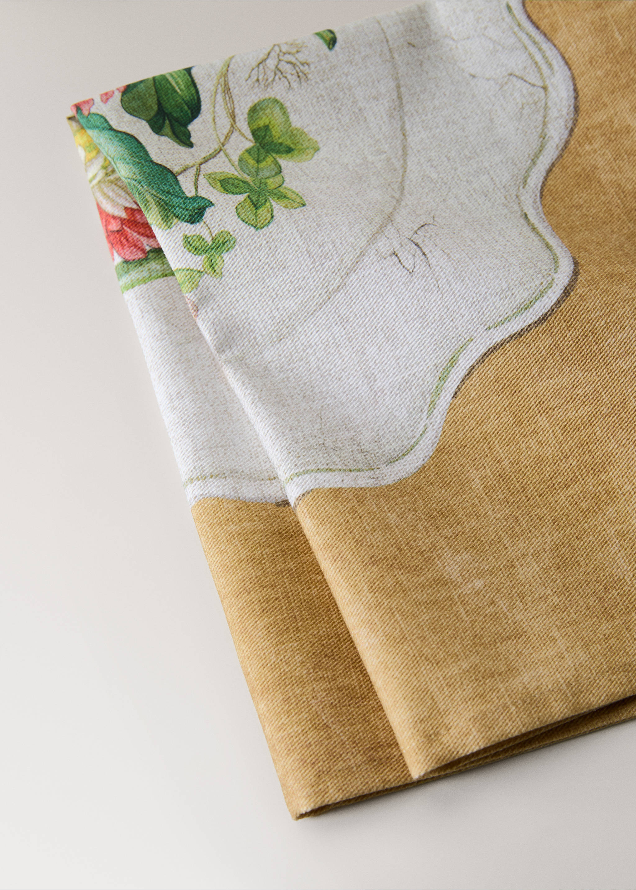 Cotton napkins with vintage porcelain elements - Details of the article 2, Mustard. Ref: 27091516-00.