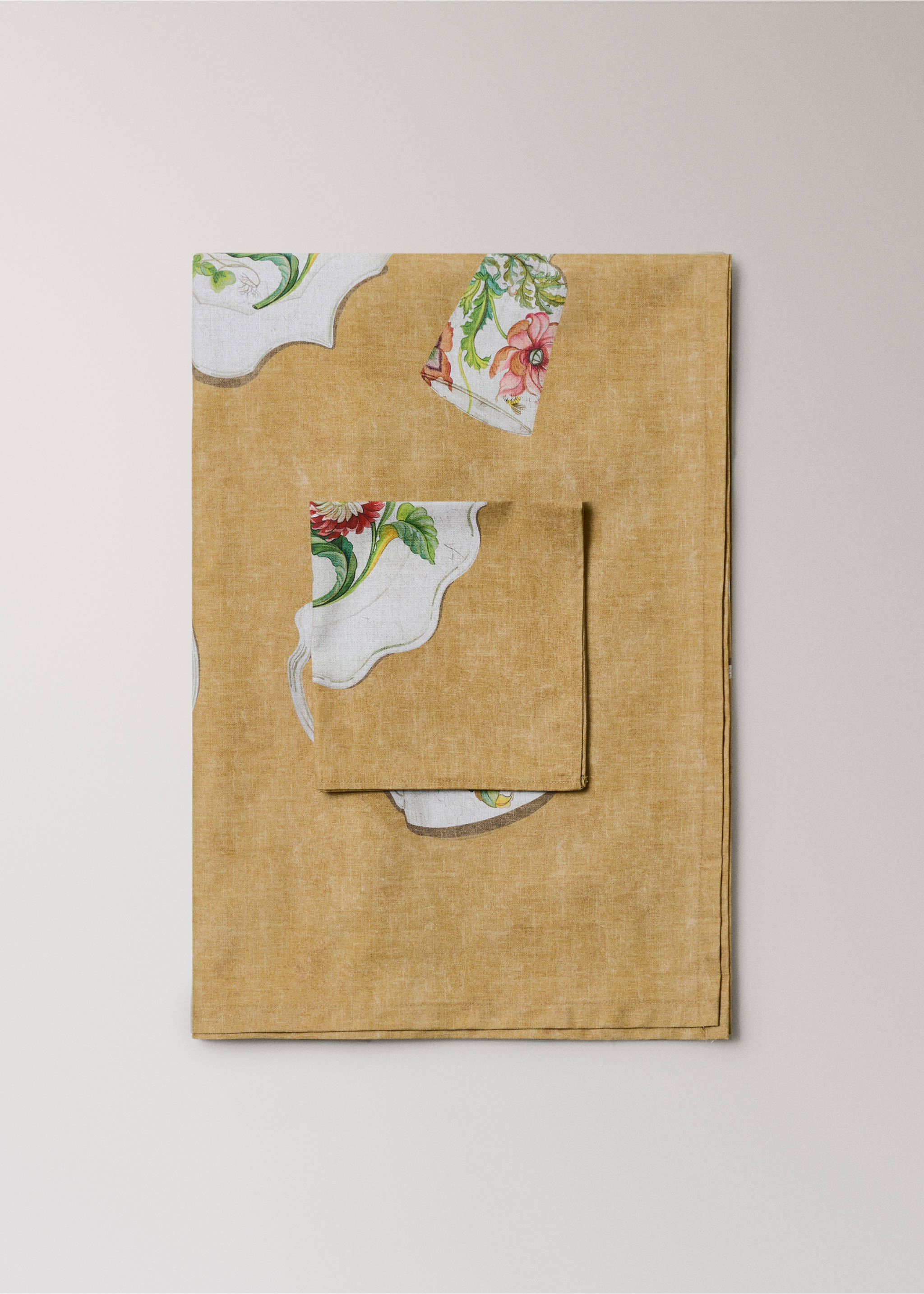 Cotton napkins with vintage porcelain elements - Details of the article 3, Mustard. Ref: 27091516-00.