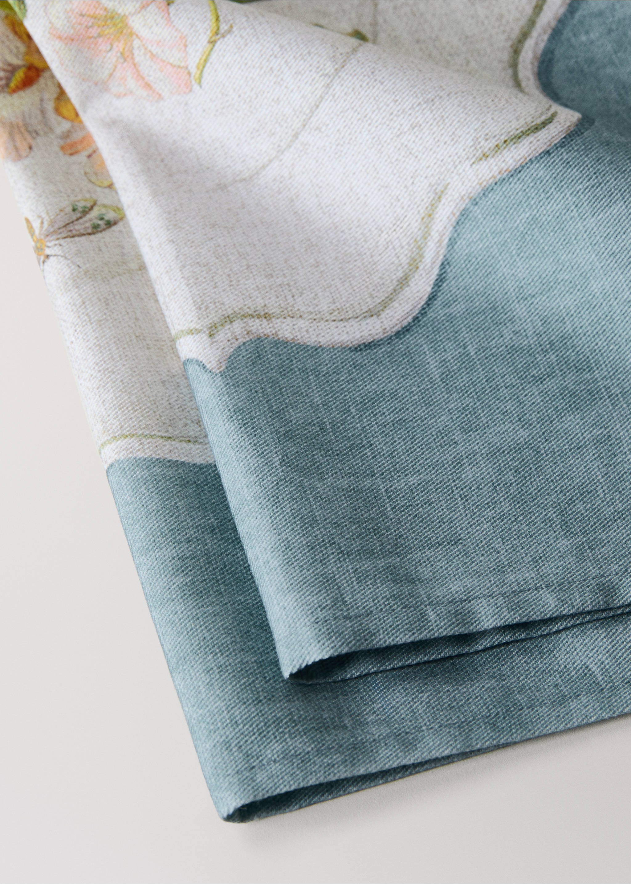 Cotton napkins with vintage porcelain elements - Details of the article 2, Ink Blue. Ref: 27091516-00.