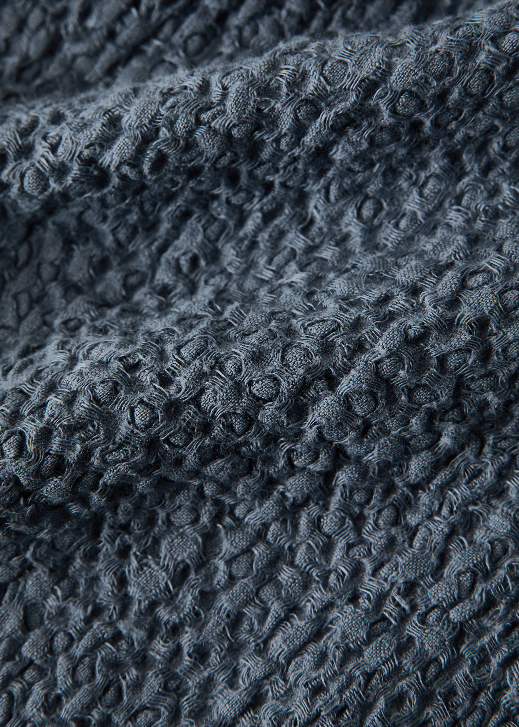 100% linen frayed blanket - Details of the article 1, Indigo Blue. Ref: 27091524-00.