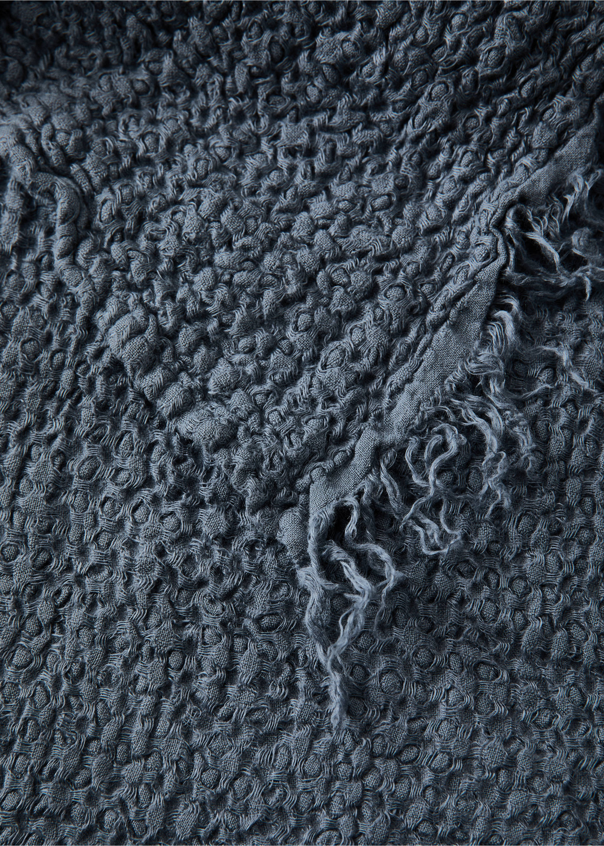 100% linen frayed blanket - Details of the article 2, Indigo Blue. Ref: 27091524-00.
