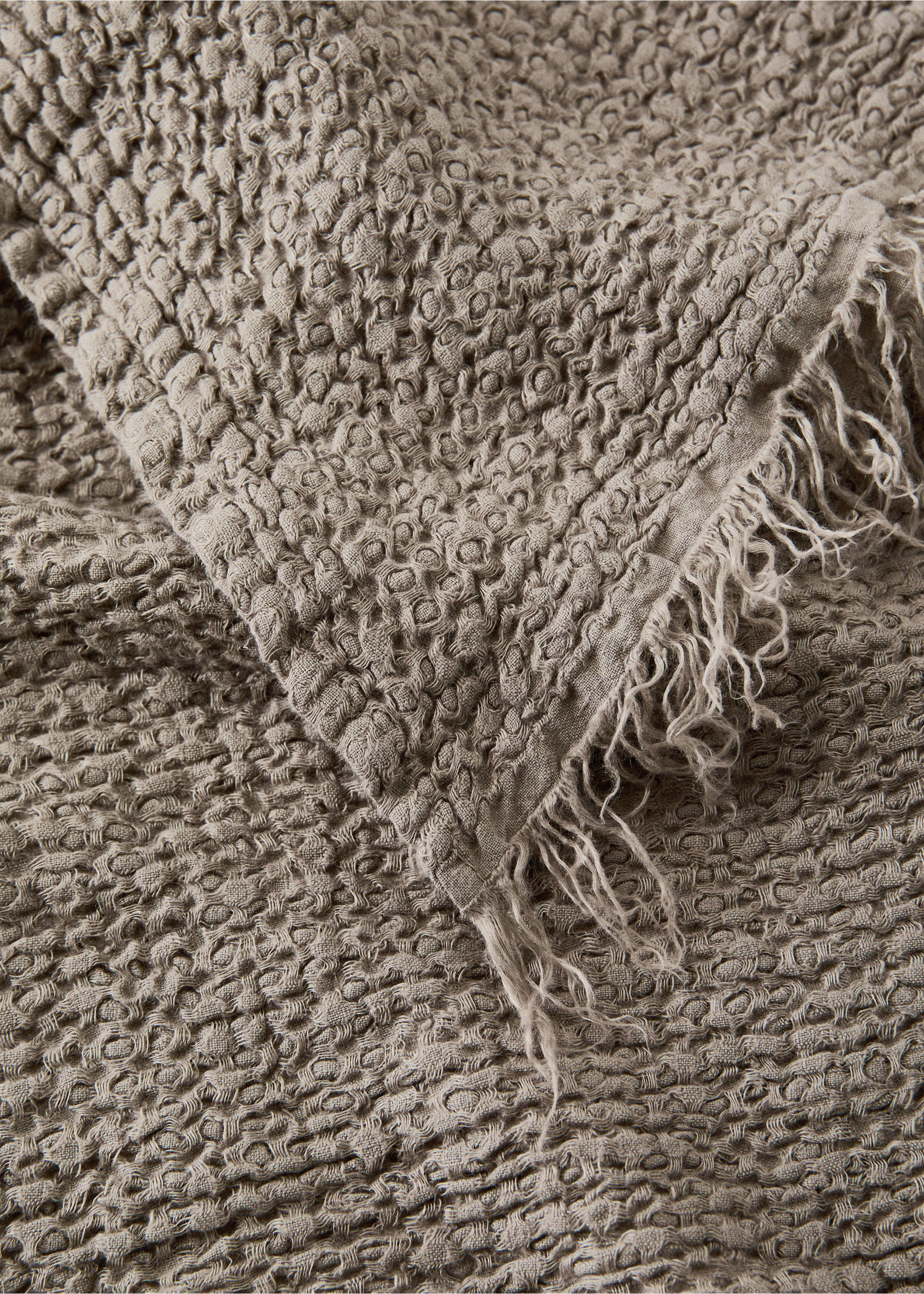 100% linen frayed blanket - Details of the article 2, Light/Pastel Brown. Ref: 27091524-00.