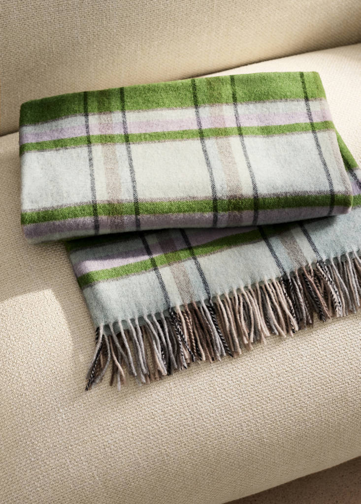 Wool throw with check design and fringed finish — Blue