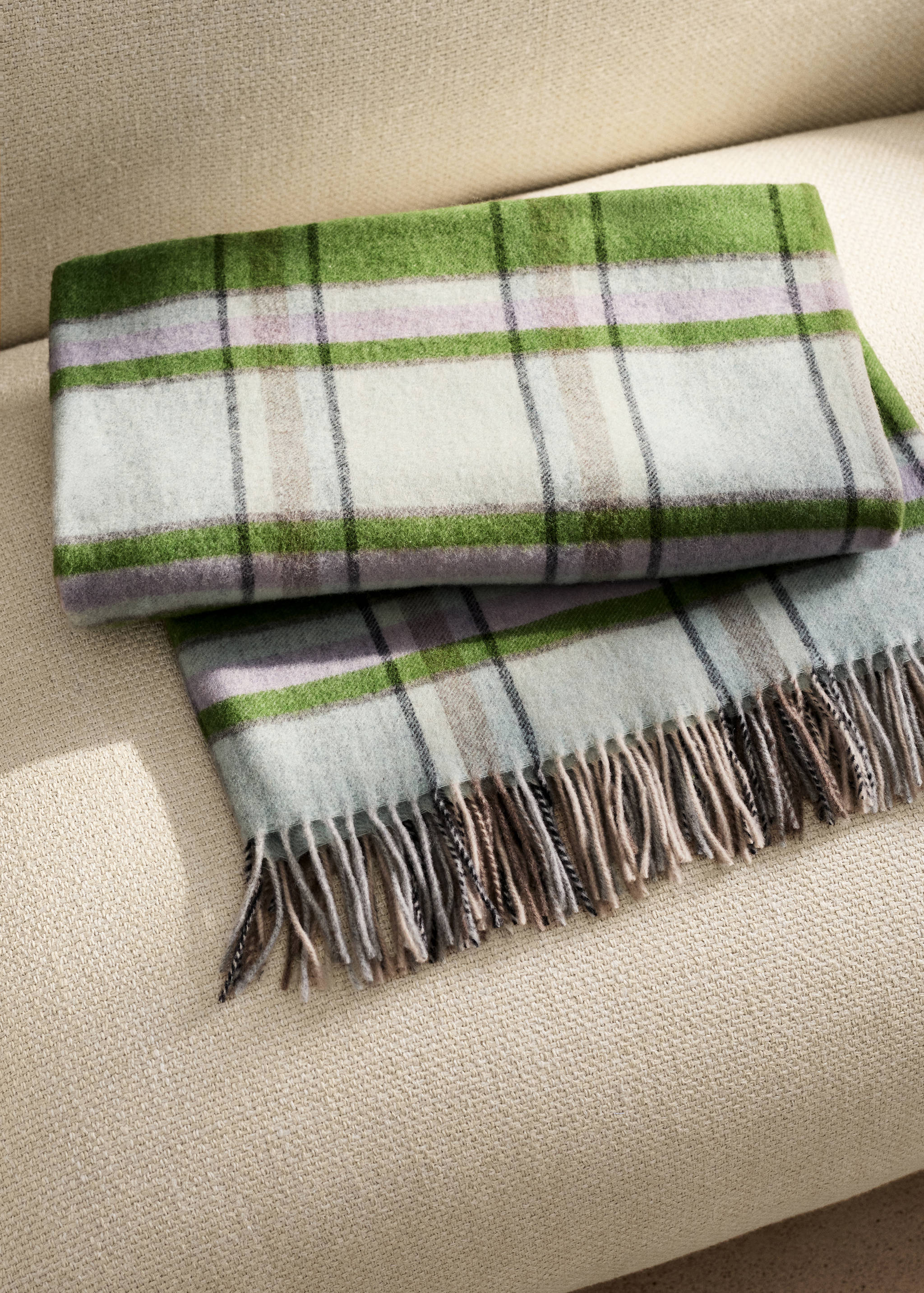 Wool throw with check design and fringed finish - General plane