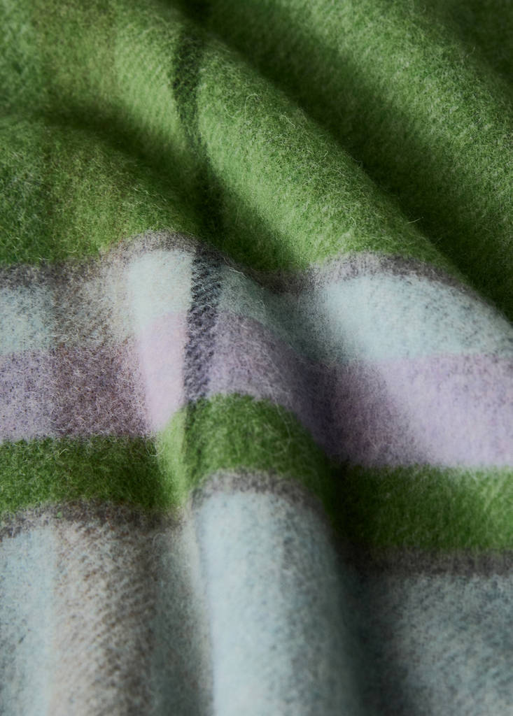 Wool throw with check design and fringed finish — Blue
