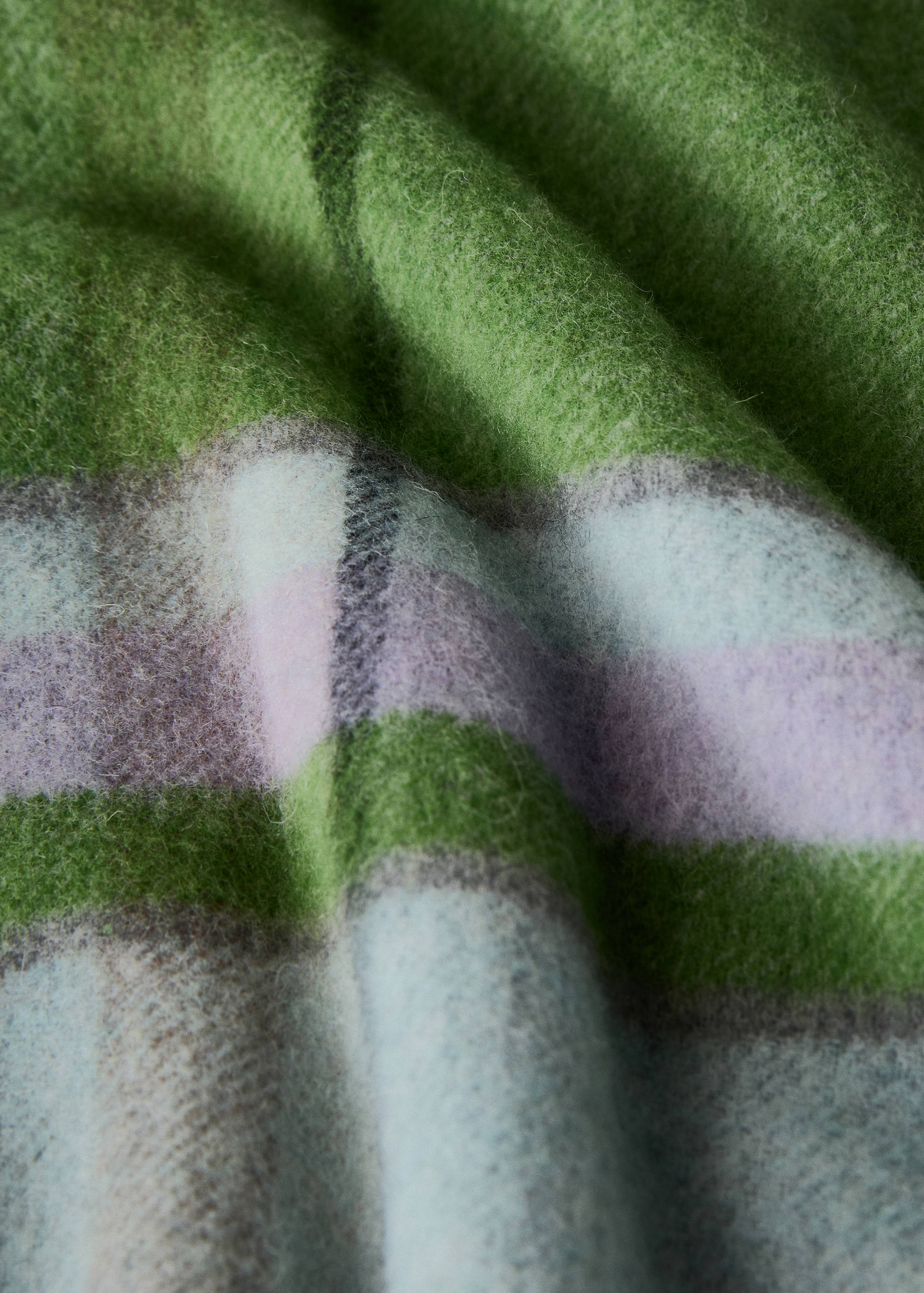 Wool throw with check design and fringed finish - Details of the article 1