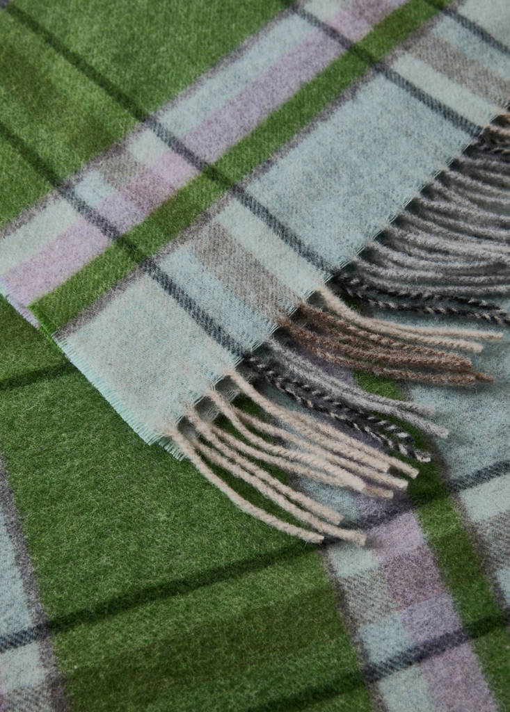 Wool throw with check design and fringed finish — Blue