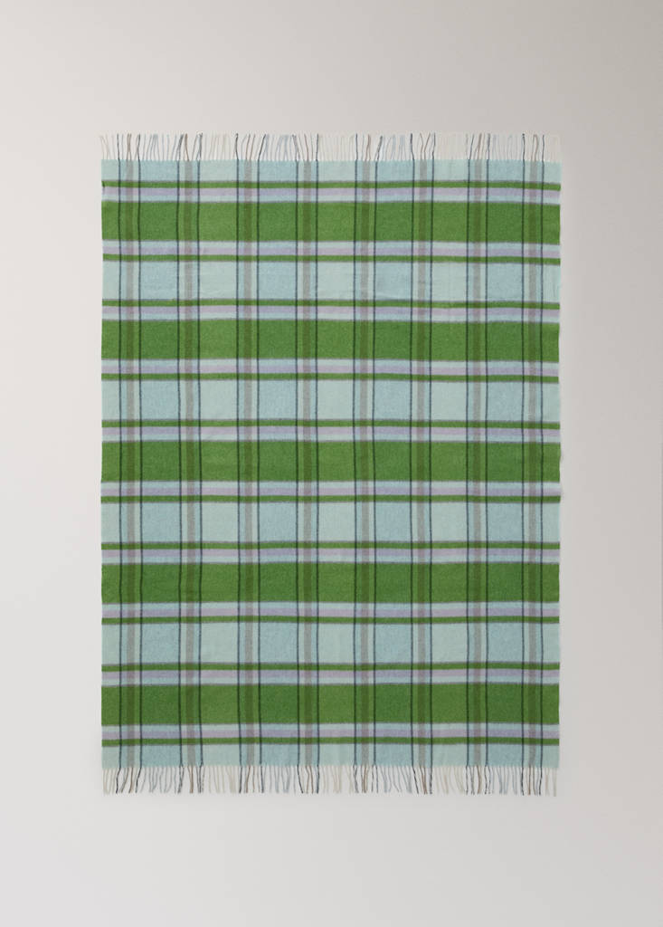 Wool throw with check design and fringed finish — Blue