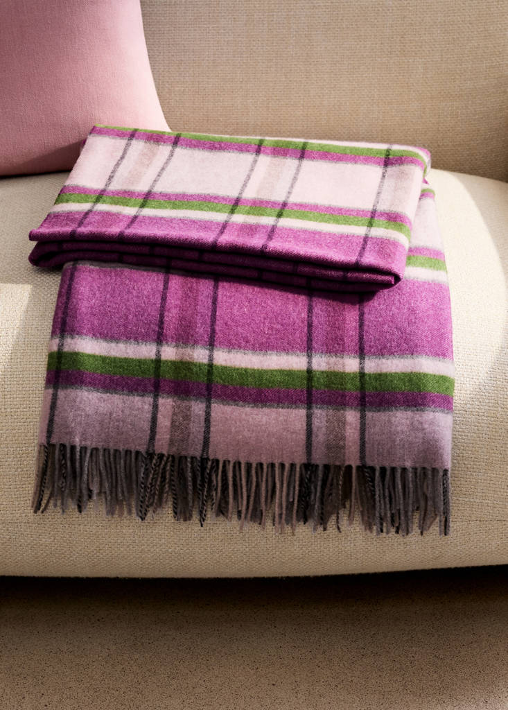 Wool throw with check design and fringed finish — Pink