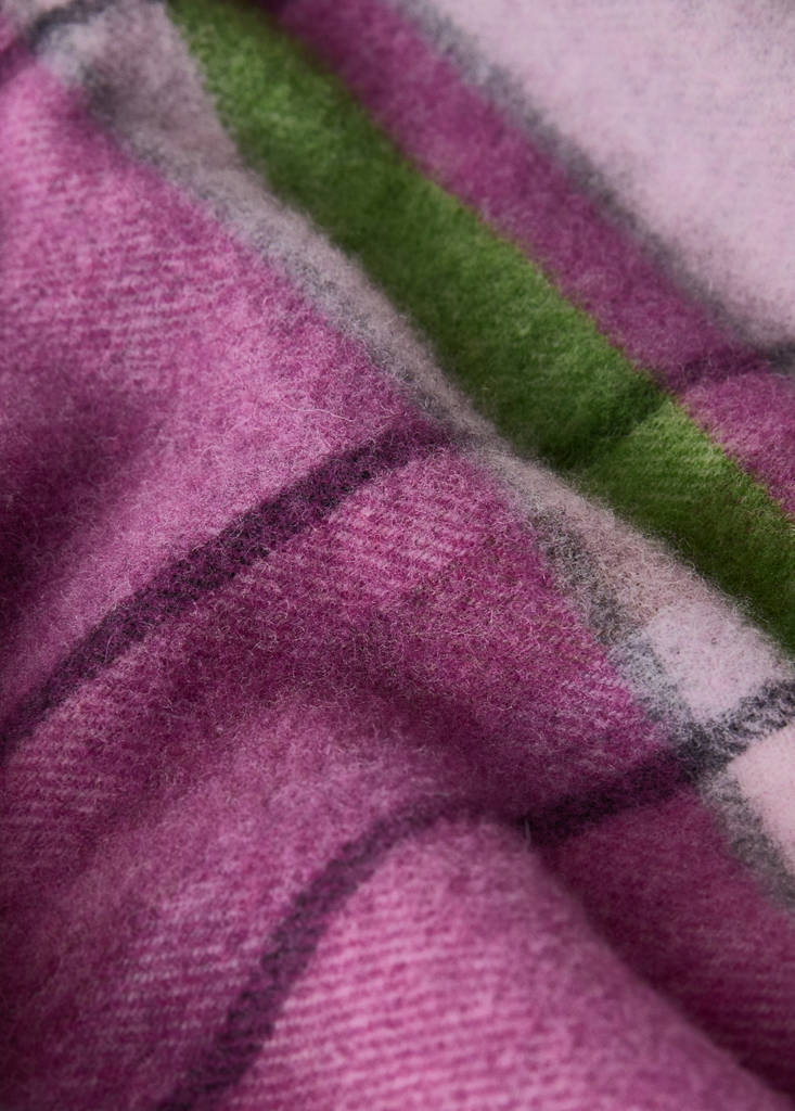 Wool throw with check design and fringed finish — Pink