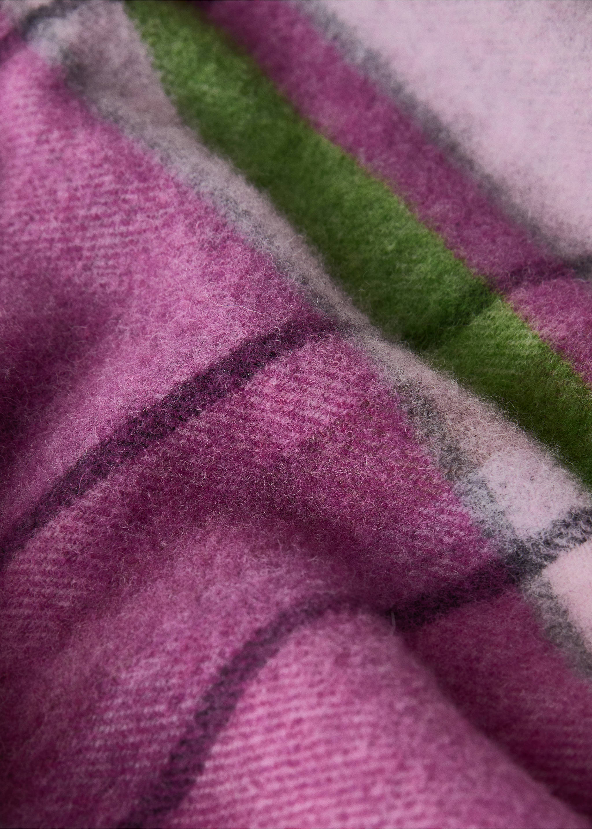 Wool throw with check design and fringed finish - Details of the article 1, Pink. Ref: 27091532-00.