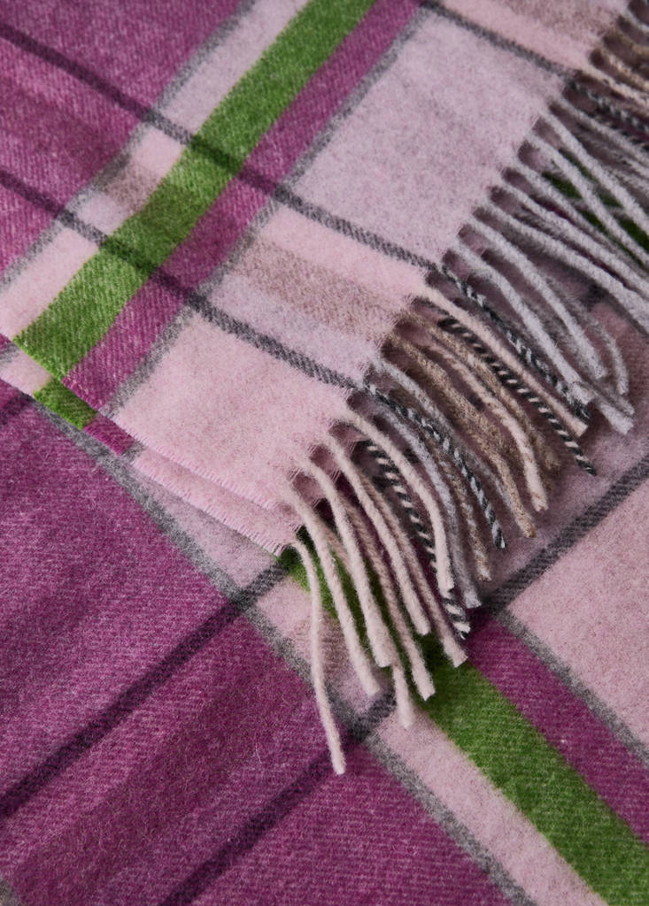 Wool throw with check design and fringed finish — Pink