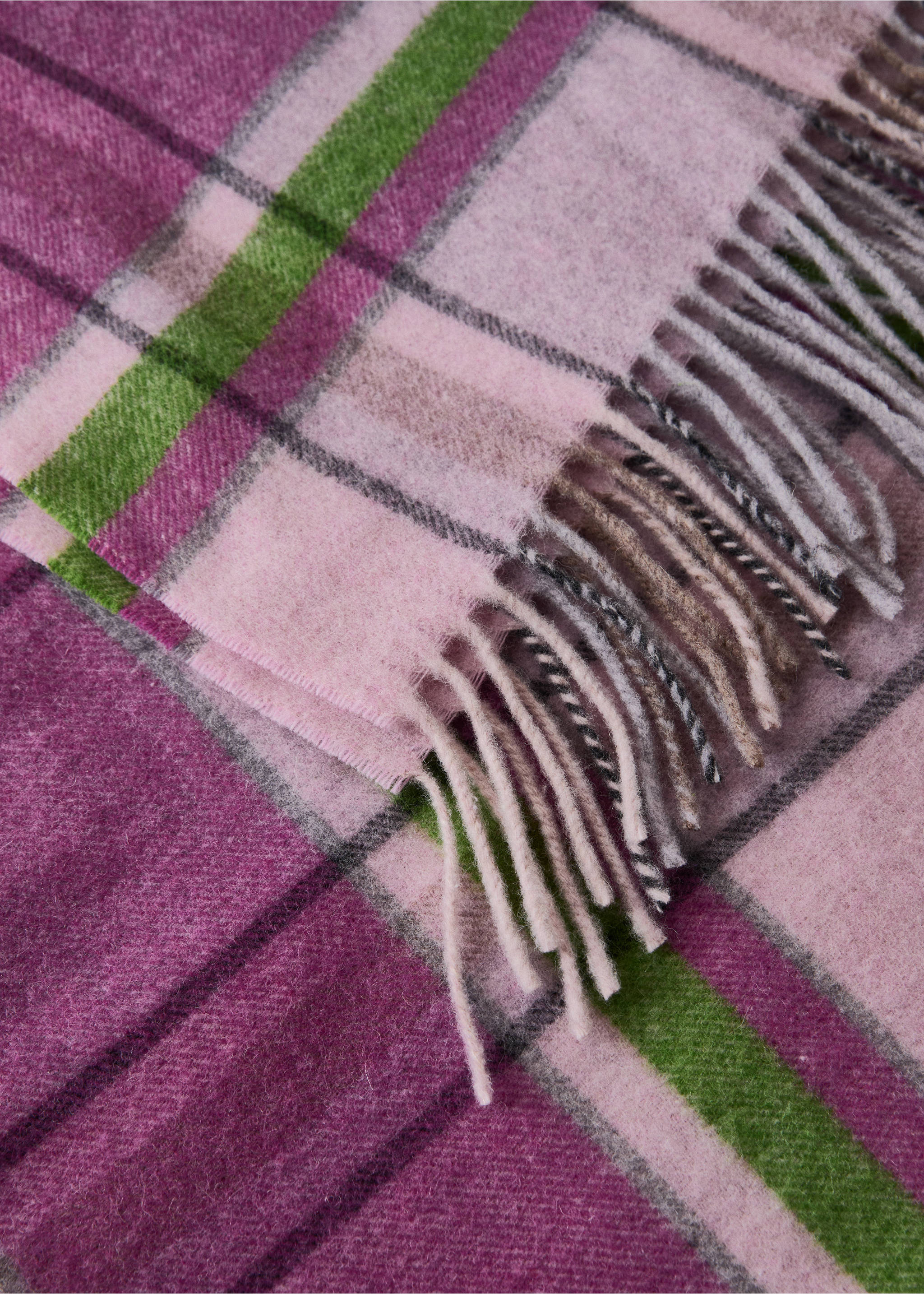 Wool throw with check design and fringed finish - Details of the article 2, Pink. Ref: 27091532-00.