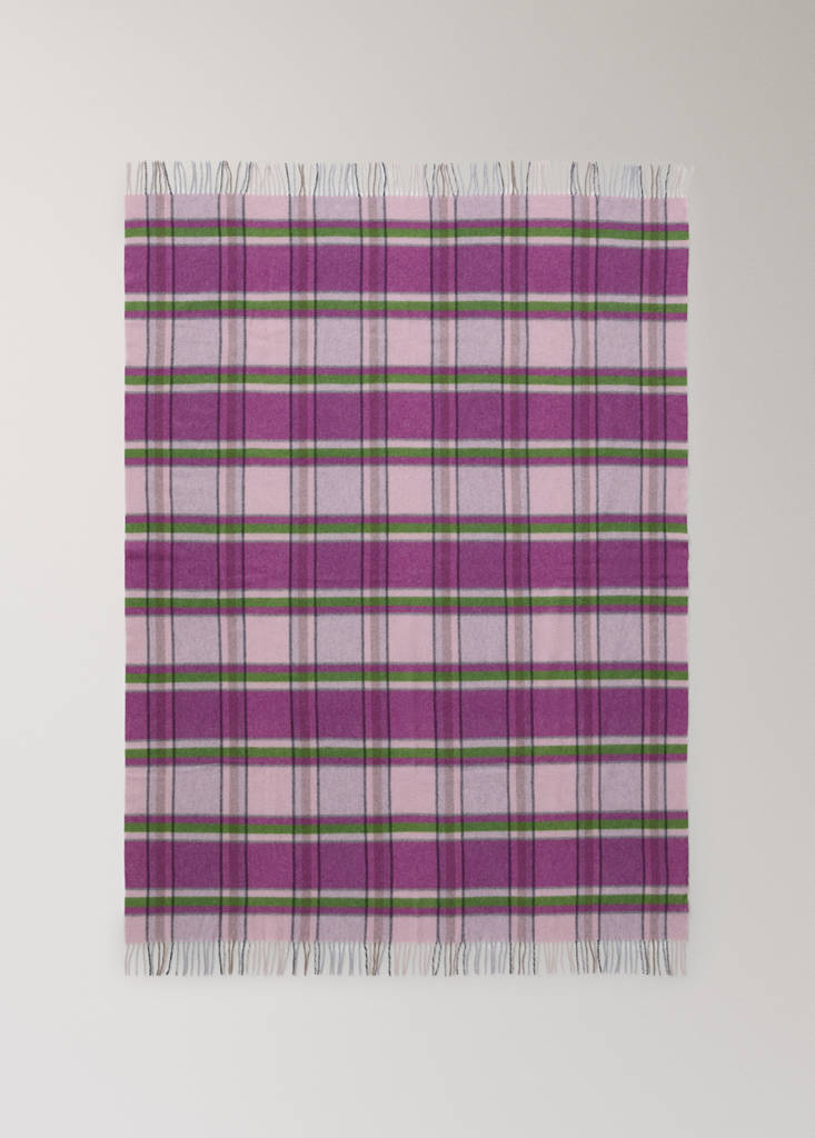 Wool throw with check design and fringed finish — Pink